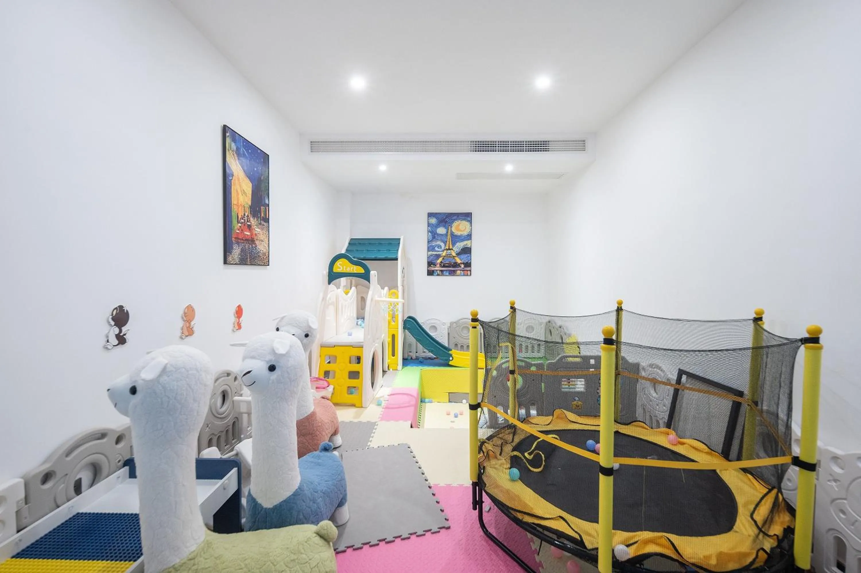 Children play ground, Bed in Z HOTEL- Qingchengshan