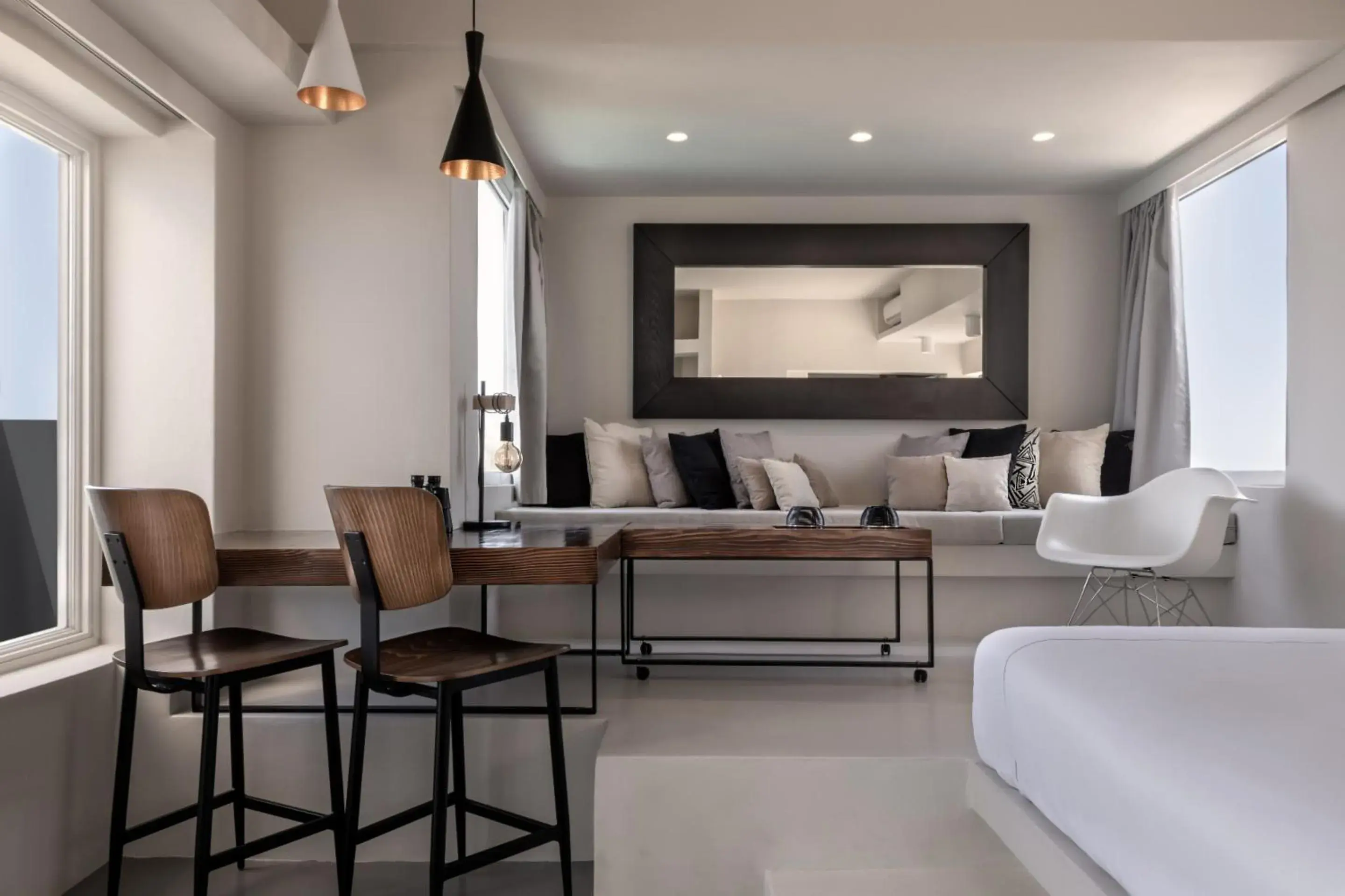 Seating area, Bed in West East Suites Seating area, Bed in West East Suites