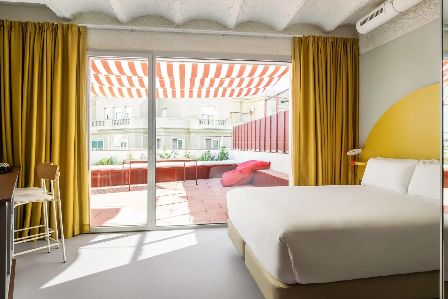 Balcony/Terrace, Bed in BYPILLOW Flamant