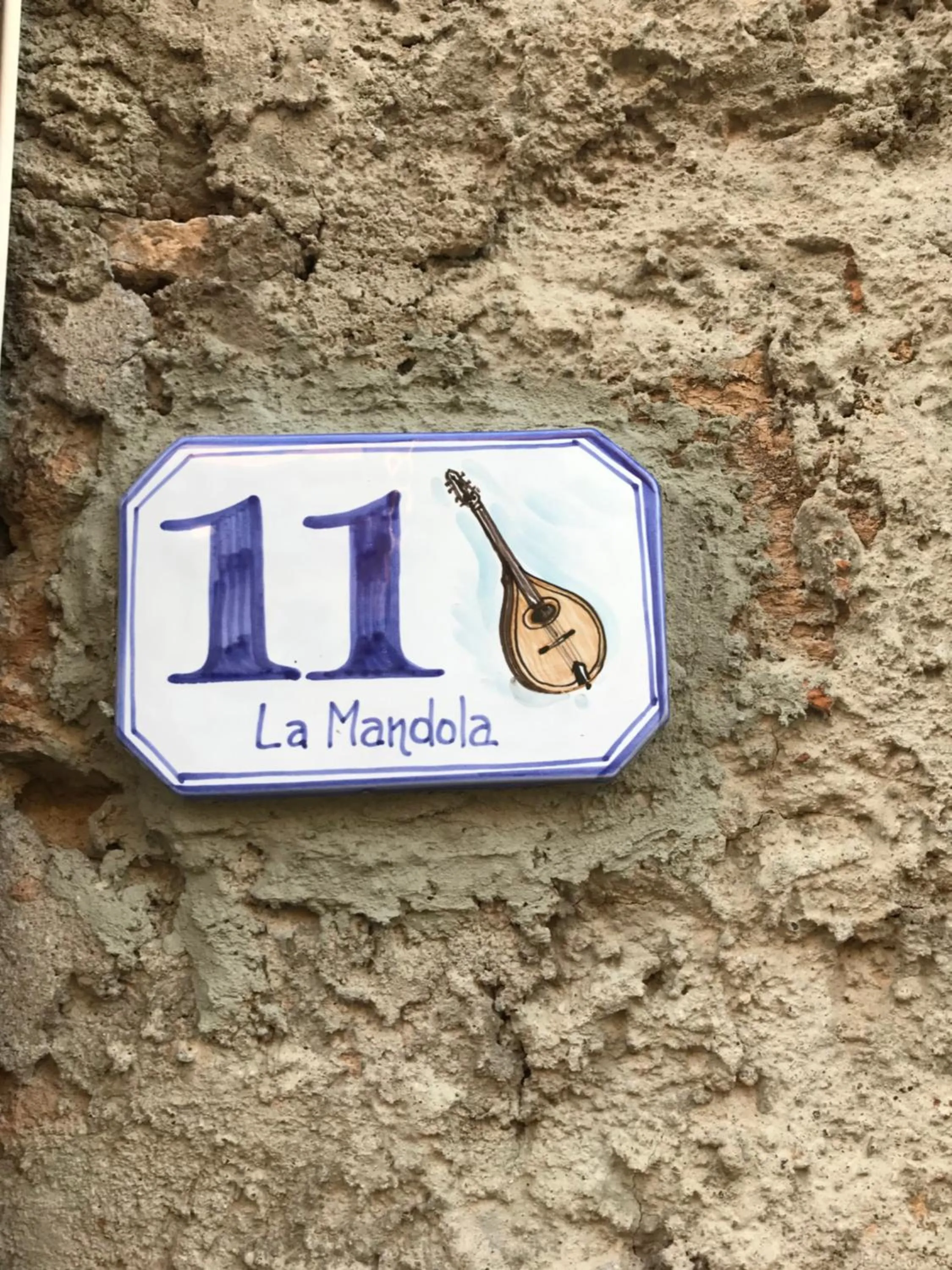 Facade/entrance in La Mandola