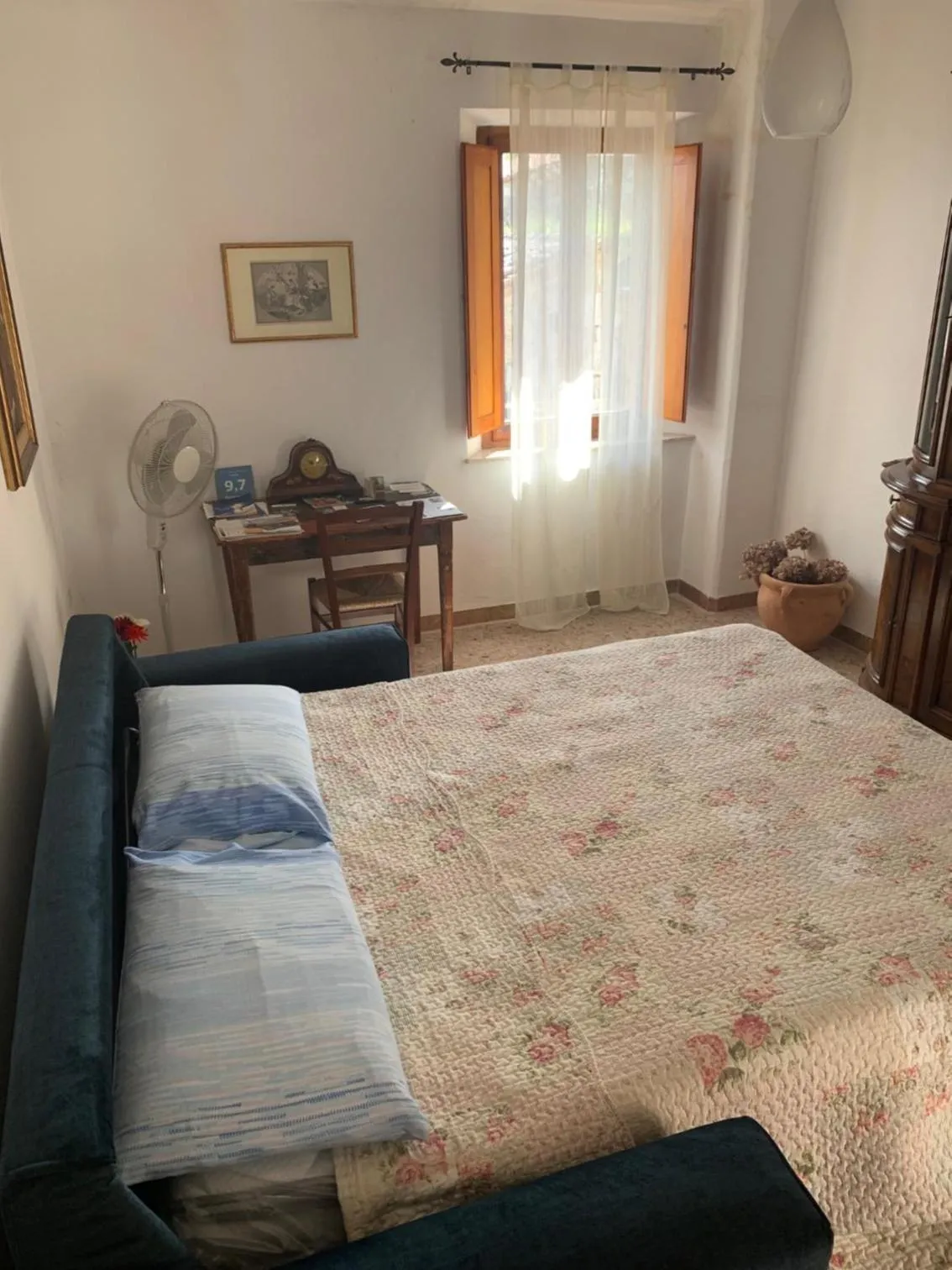 Seating area, Bed in La Mandola