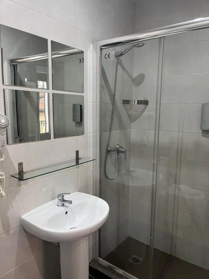 Shower in Fuencarral Rooms