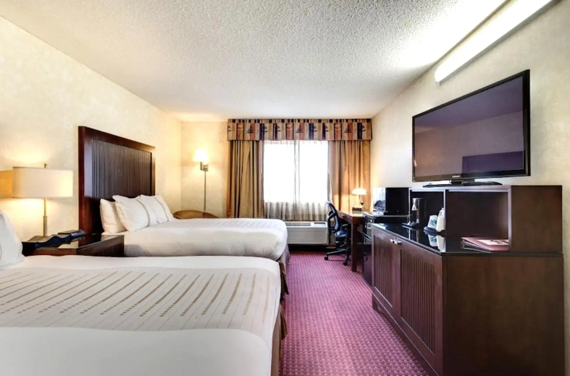 2 Queen Beds Suite Non-Smoking in Fireside Inn and Suites 2 Queen Beds Suite Non-Smoking in Fireside Inn and Suites