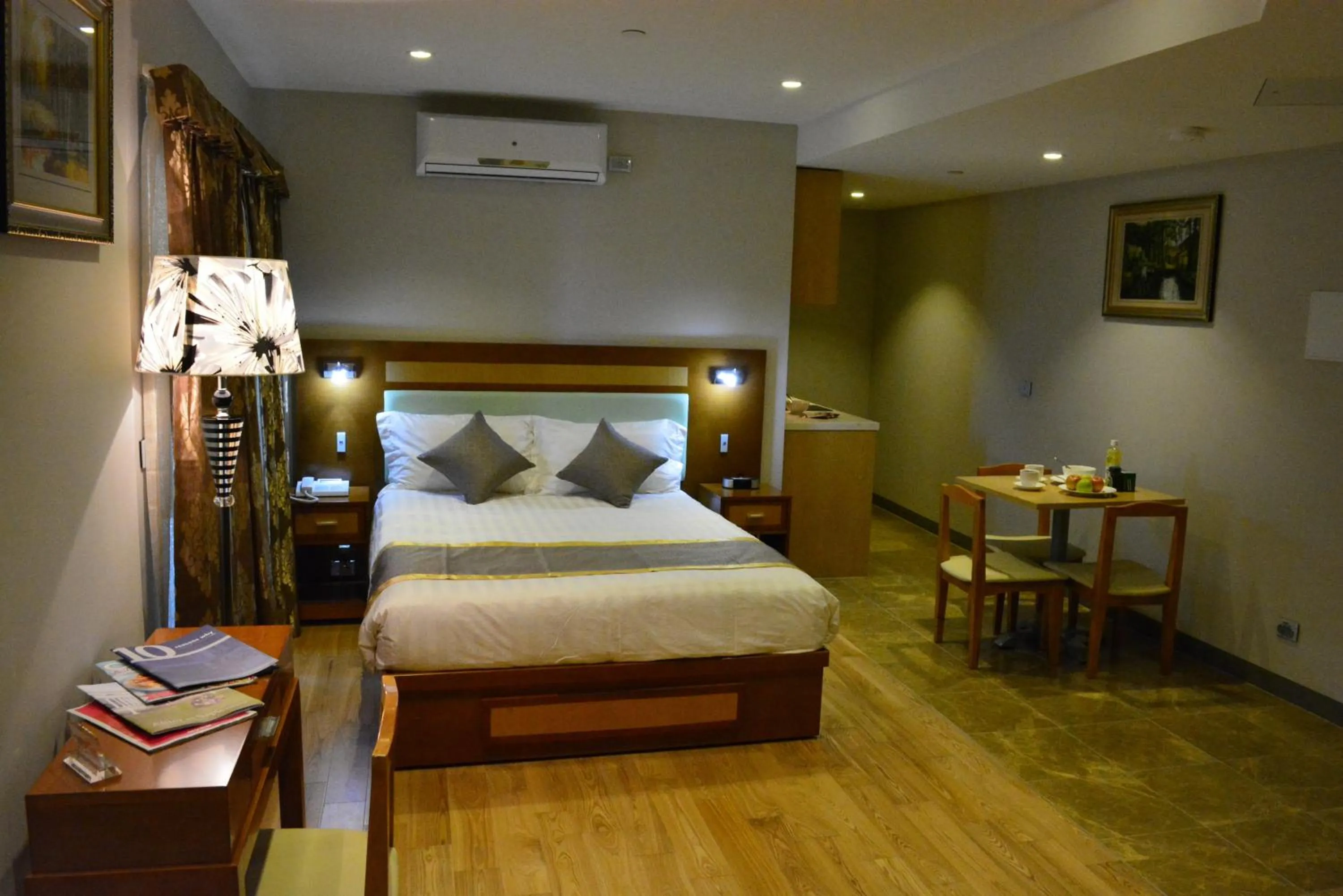 Photo of the whole room, Bed in Melrose Apartments