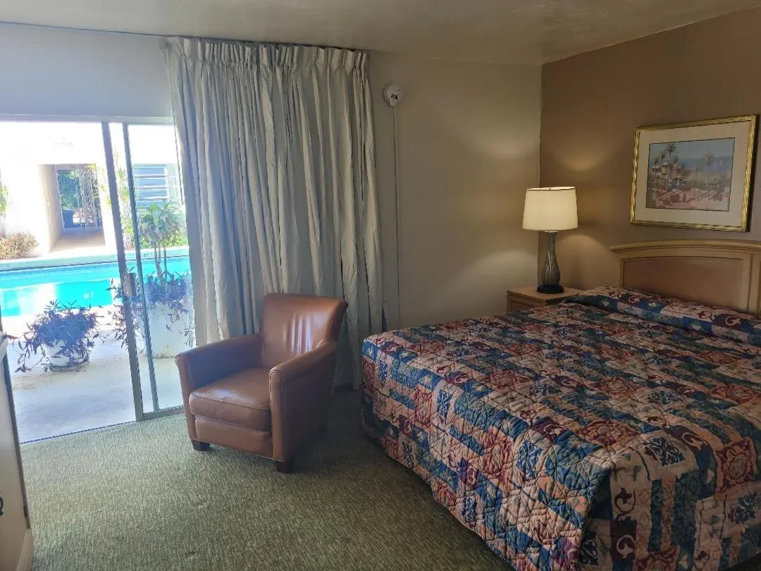 Pool view, Bed in Queens Lodge Motel