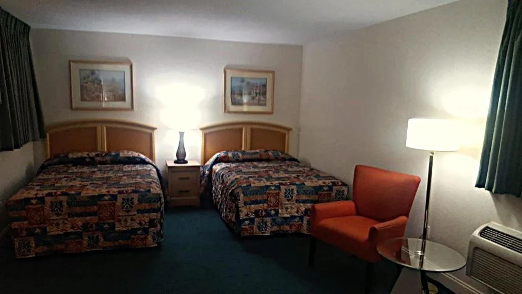 Bed in Queens Lodge Motel