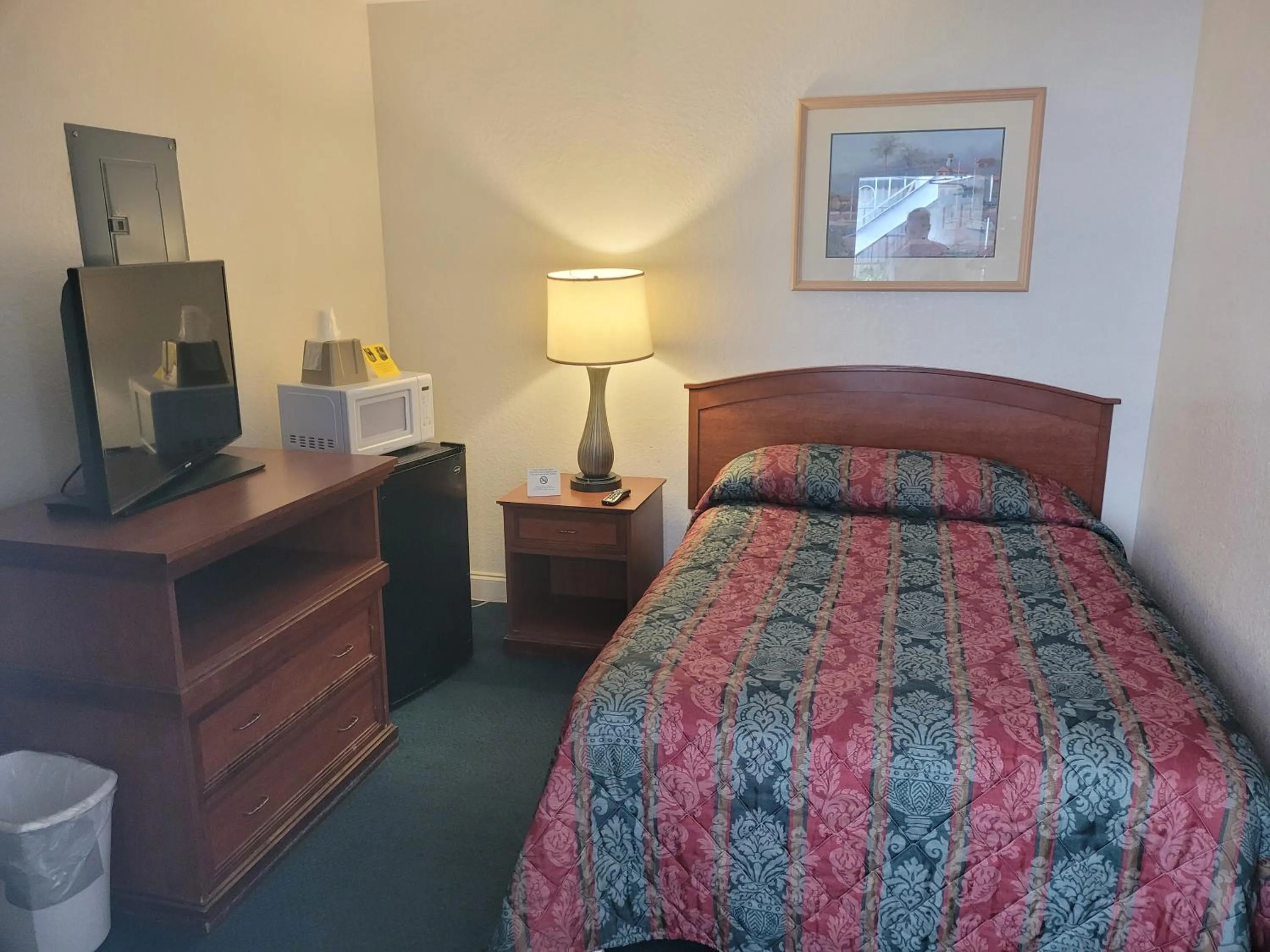 Bedroom, Bed in Queens Lodge Motel