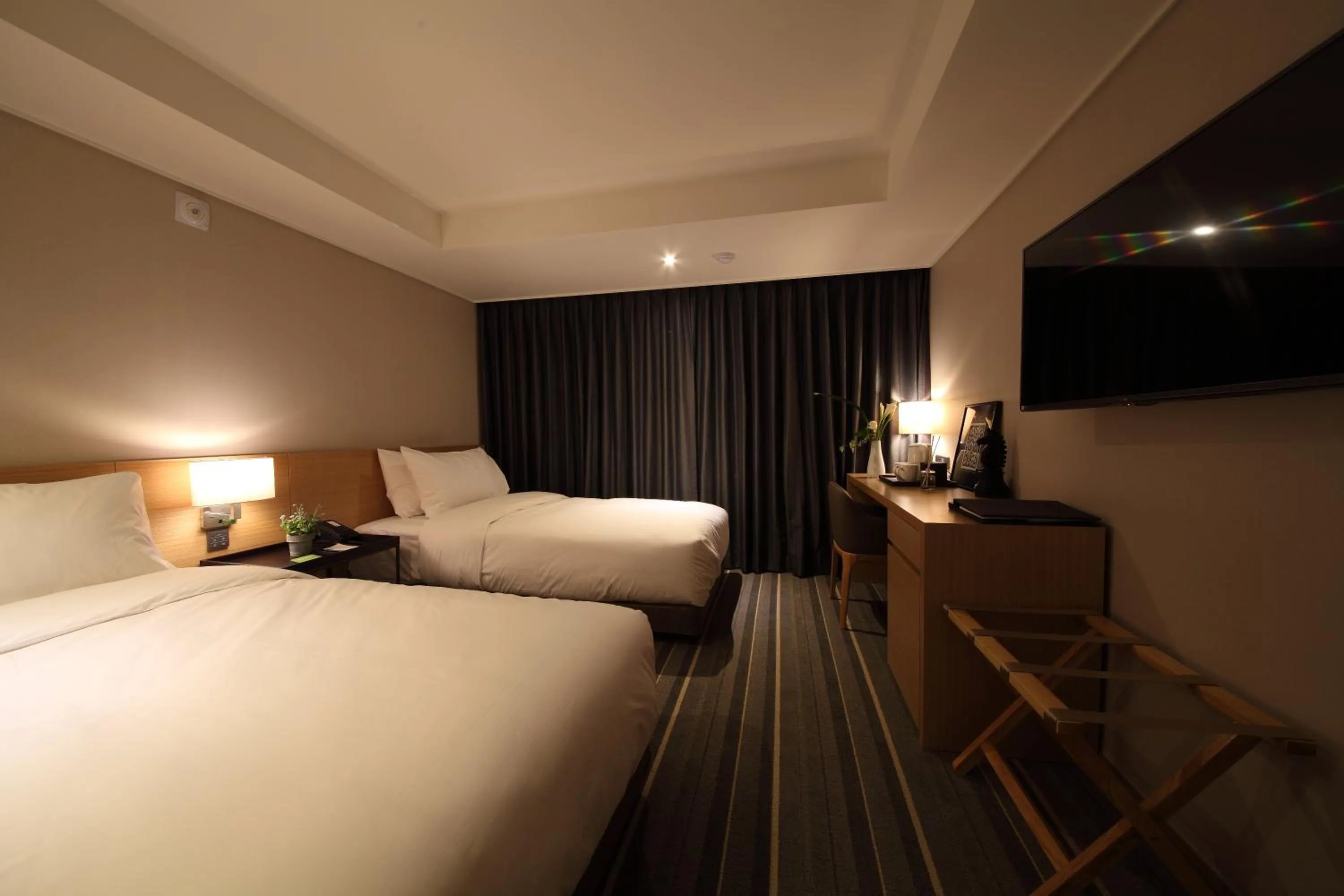 Property building, Bed in Avonhotel Gunsan