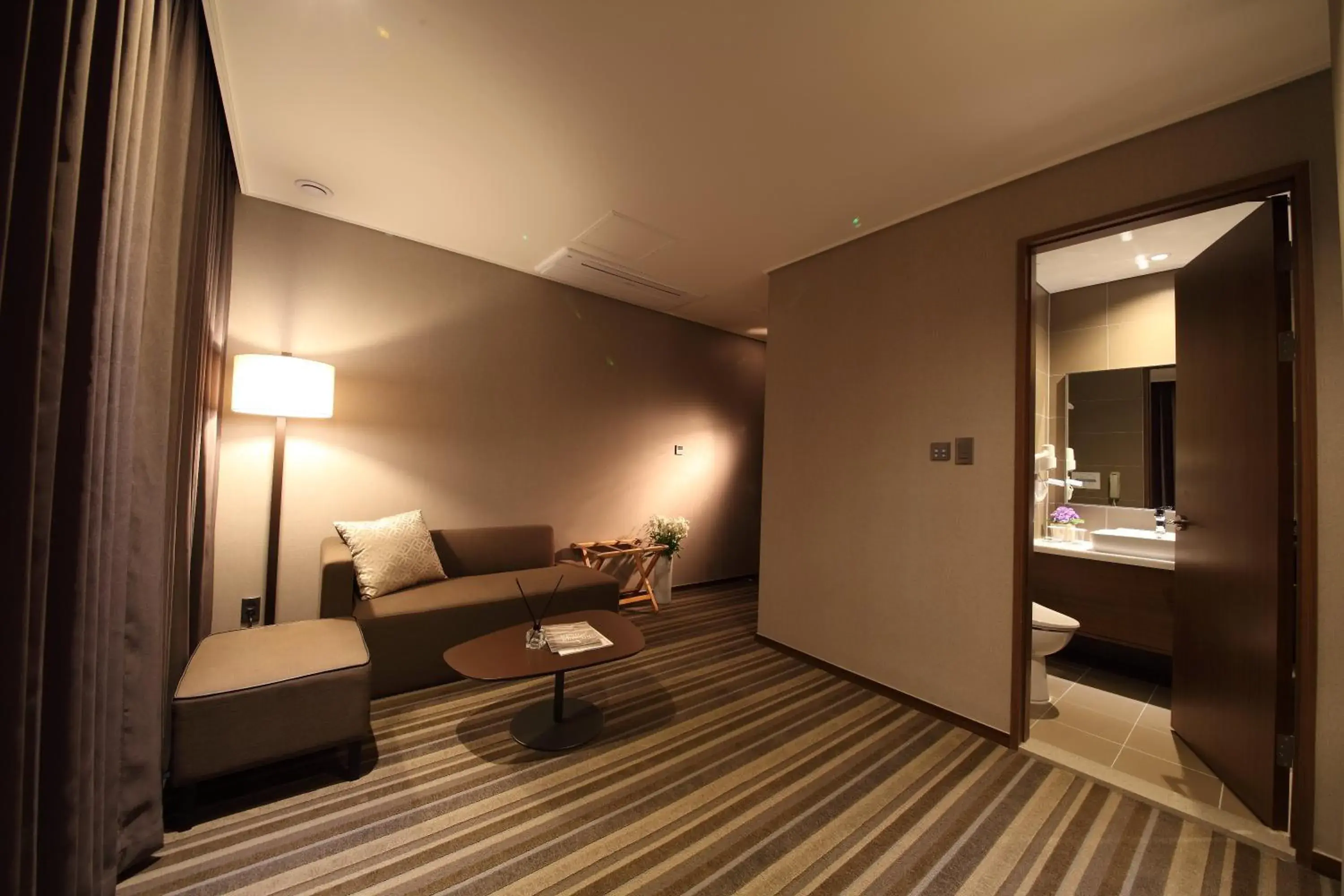 View (from property/room), Bed in Avonhotel Gunsan View (from property/room), Bed in Avonhotel Gunsan