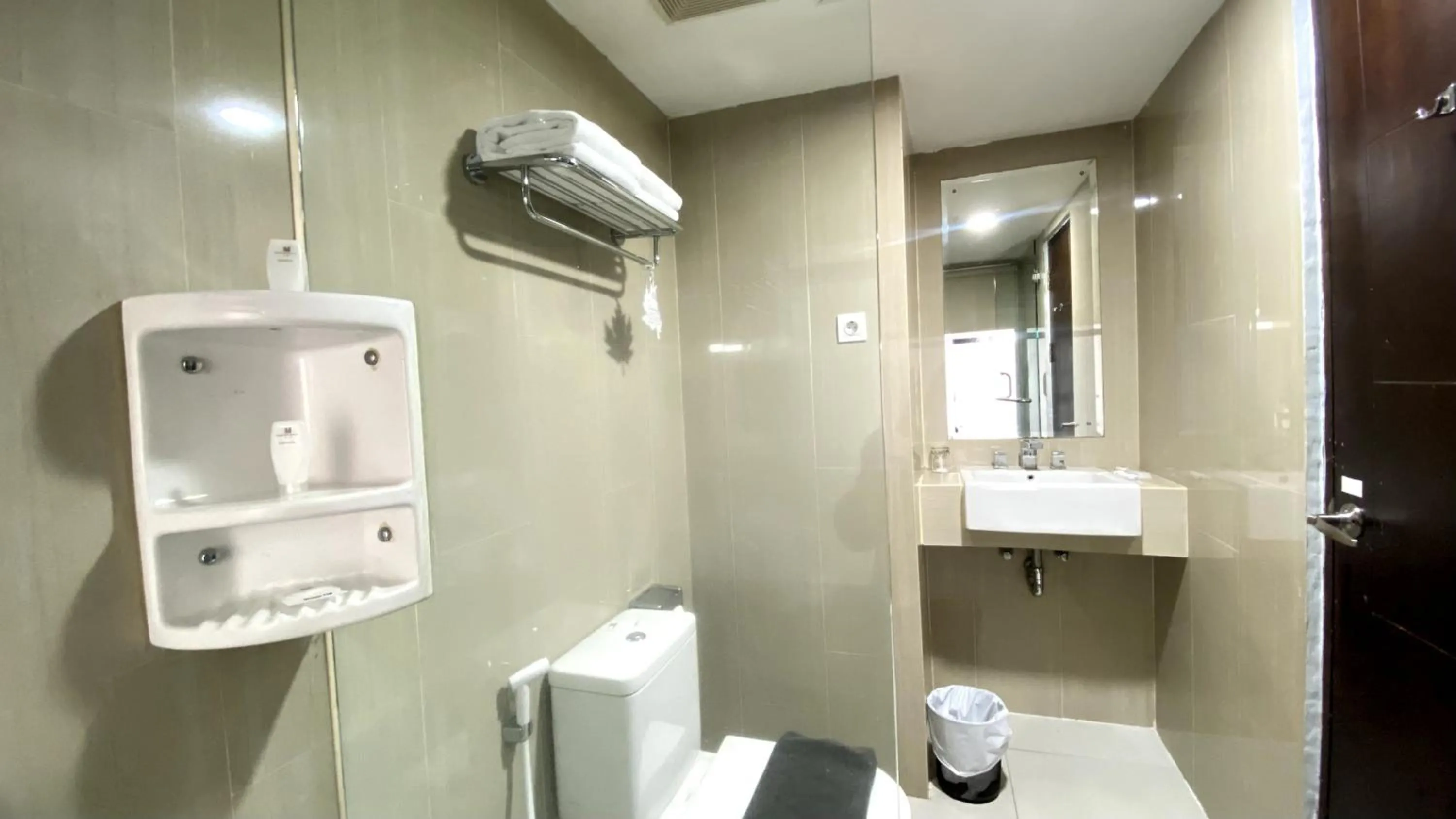 Shower in Merapi Merbabu Hotels Bekasi