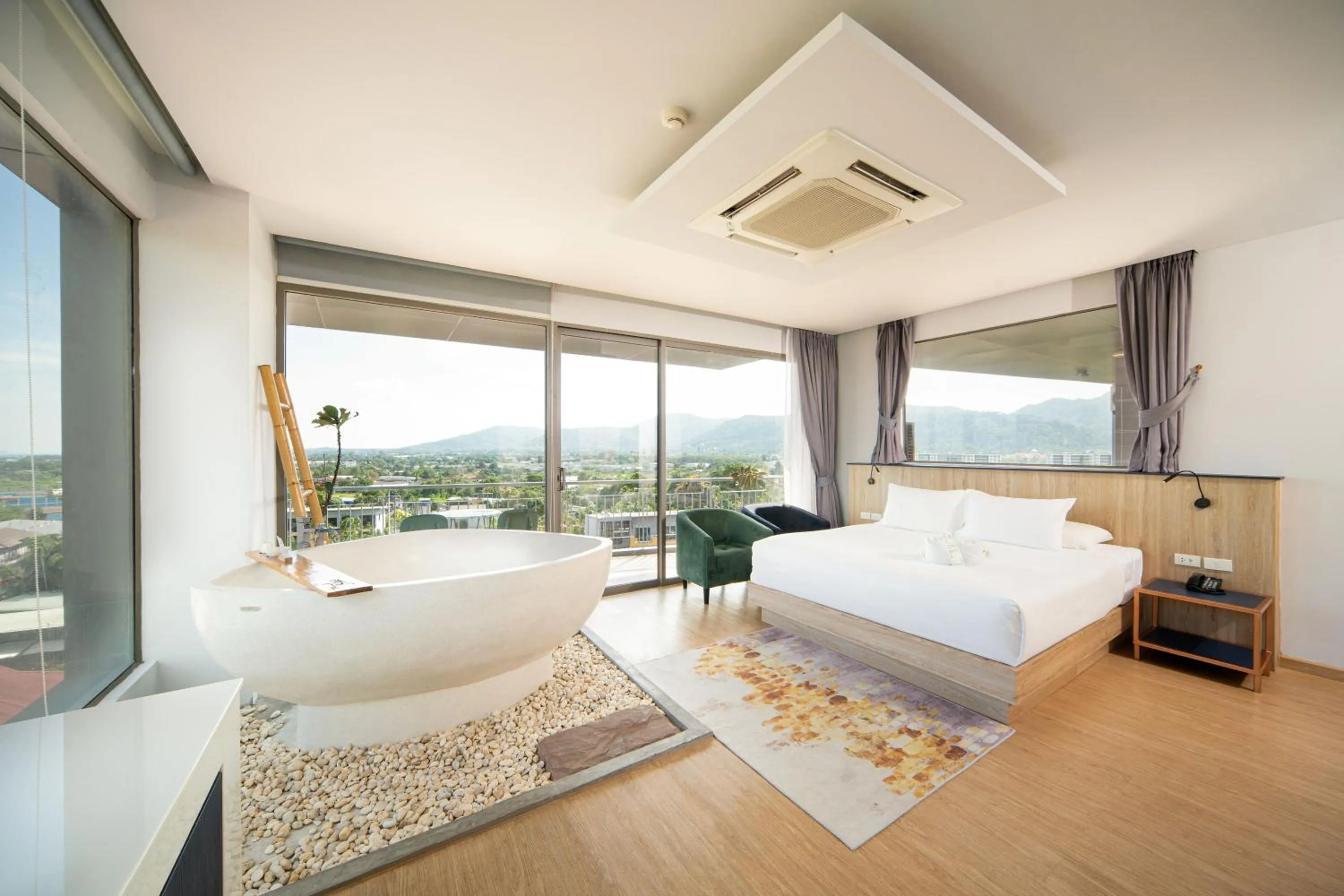 Guests, Bed in The Blue Hotel