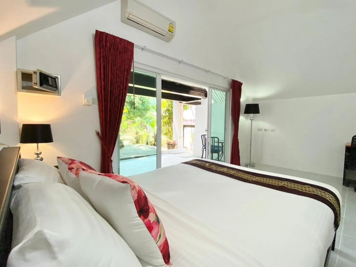 Bed in Chalong - 10 BR Private Pool Villa - Villa Nap Dau - Phuket