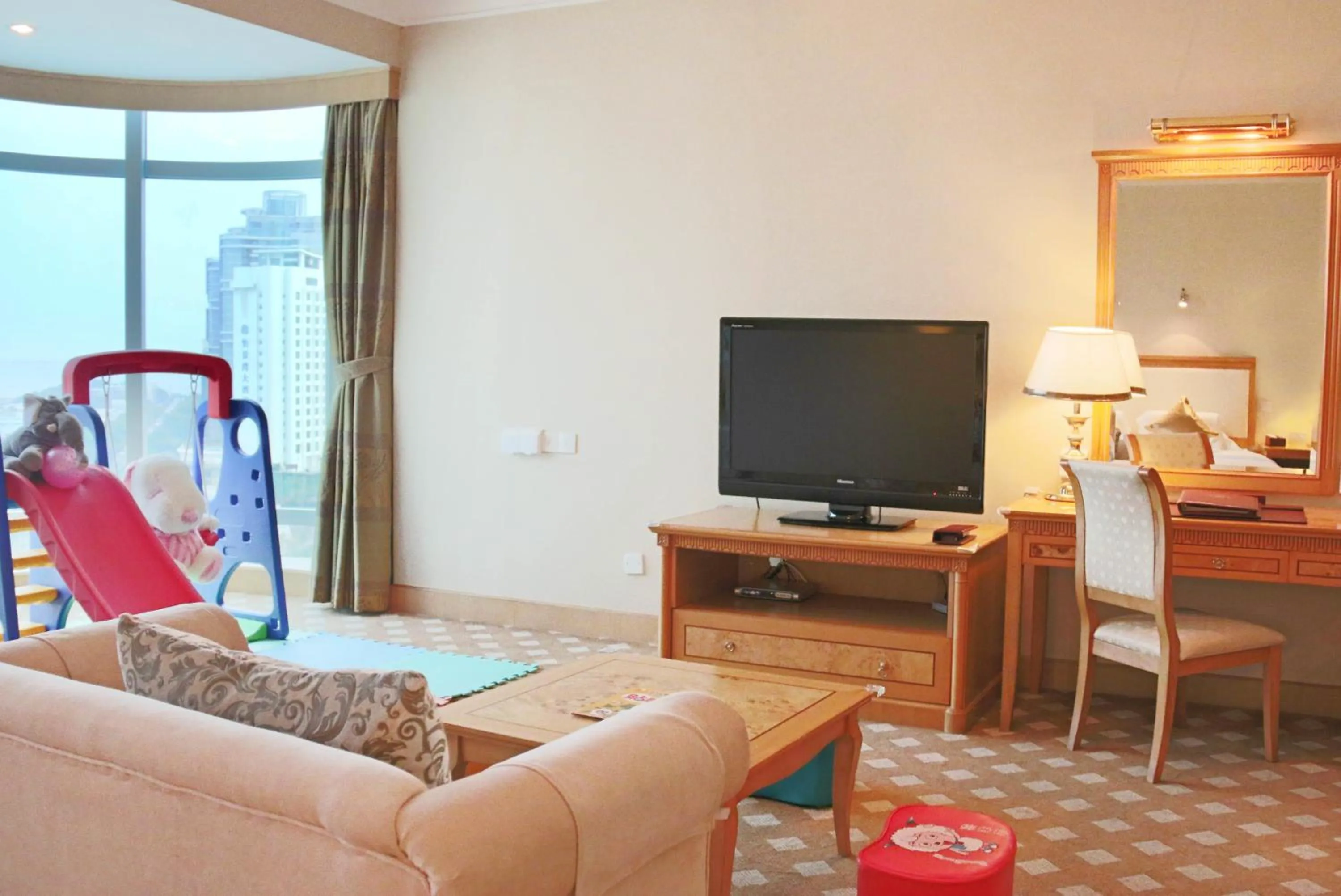 Living room, TV/Entertainment Center in Zhuhai Dehan Hotel