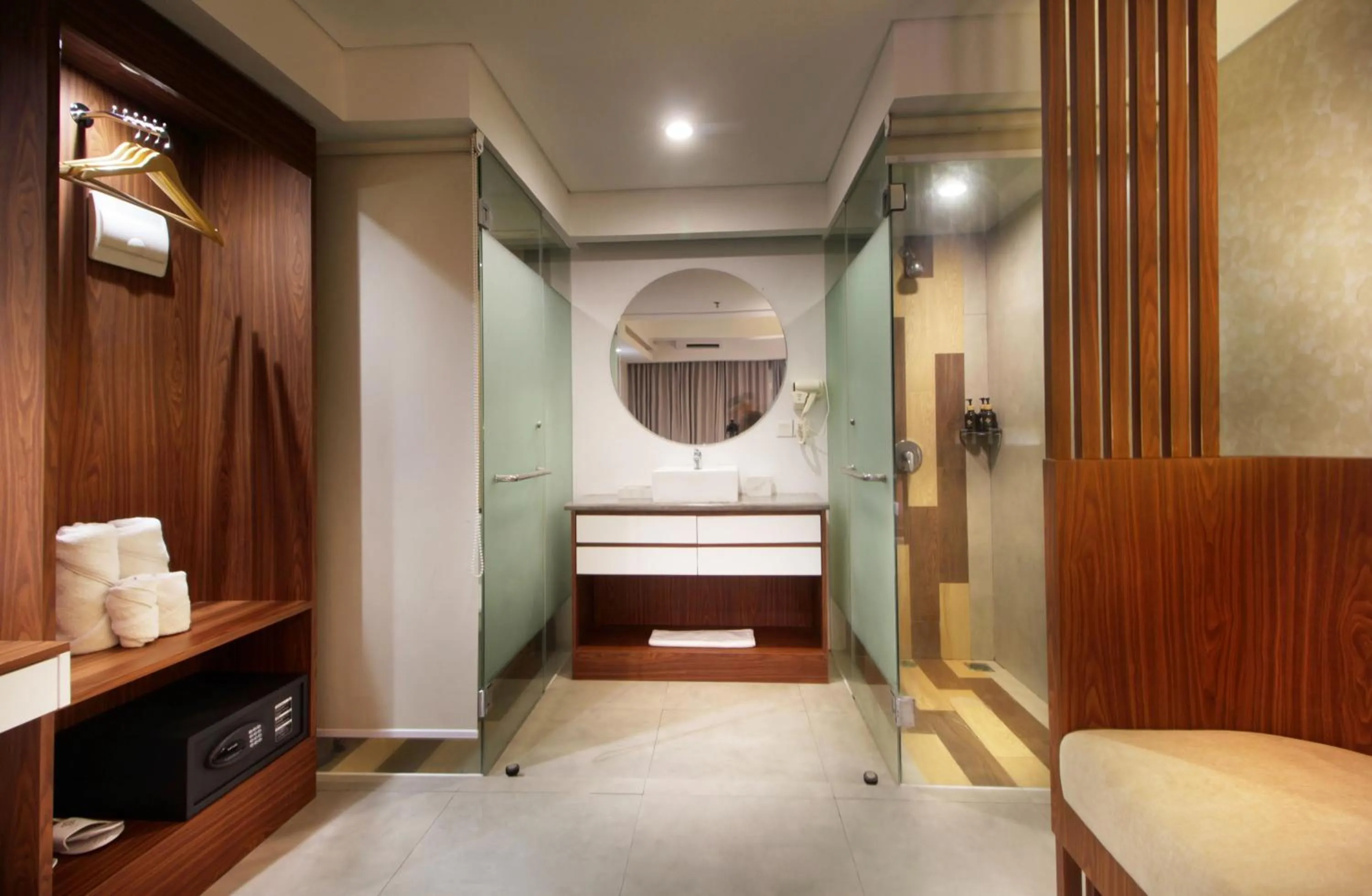 Bathroom, Bed in Nadi Hotel Legian