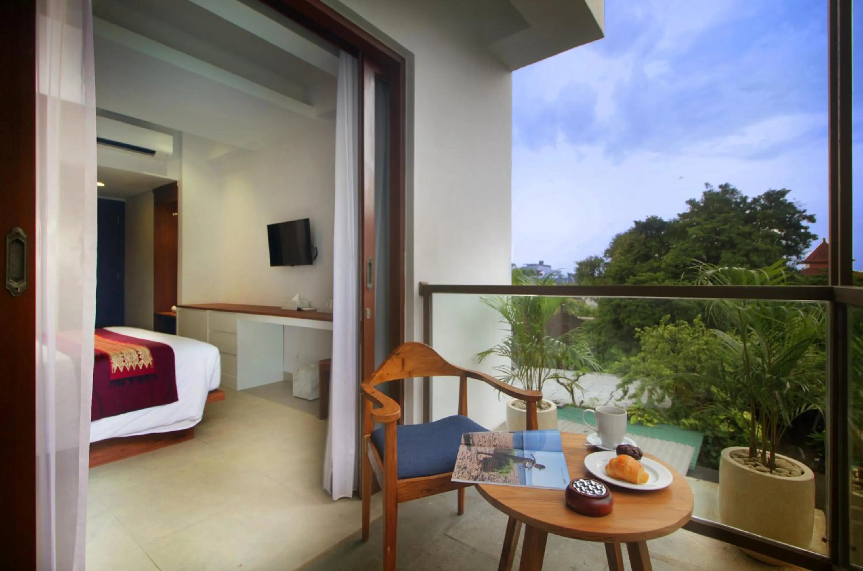 Balcony/Terrace, Bed in Nadi Hotel Legian