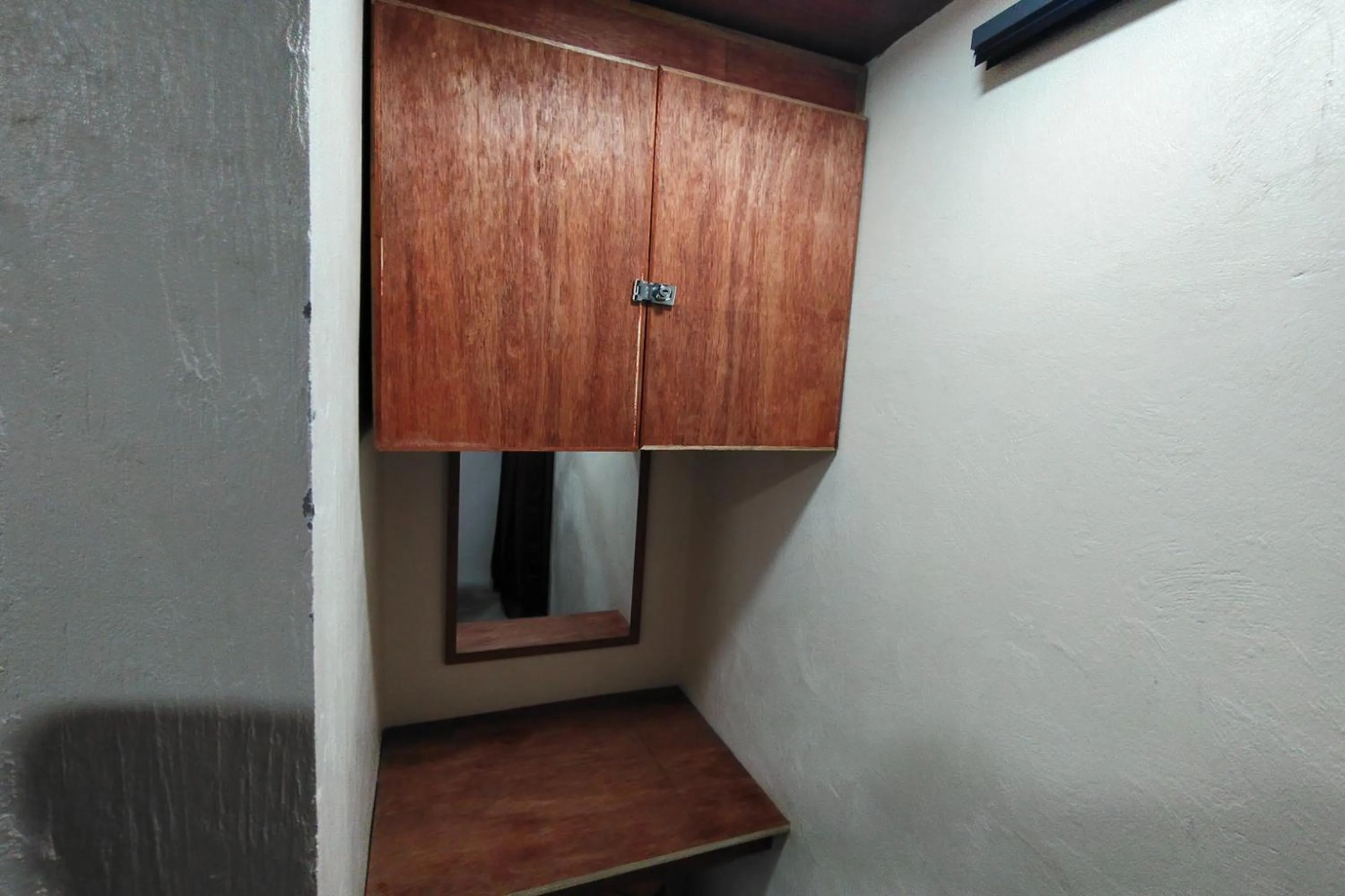 wardrobe in La Ud Lounge and Hostel