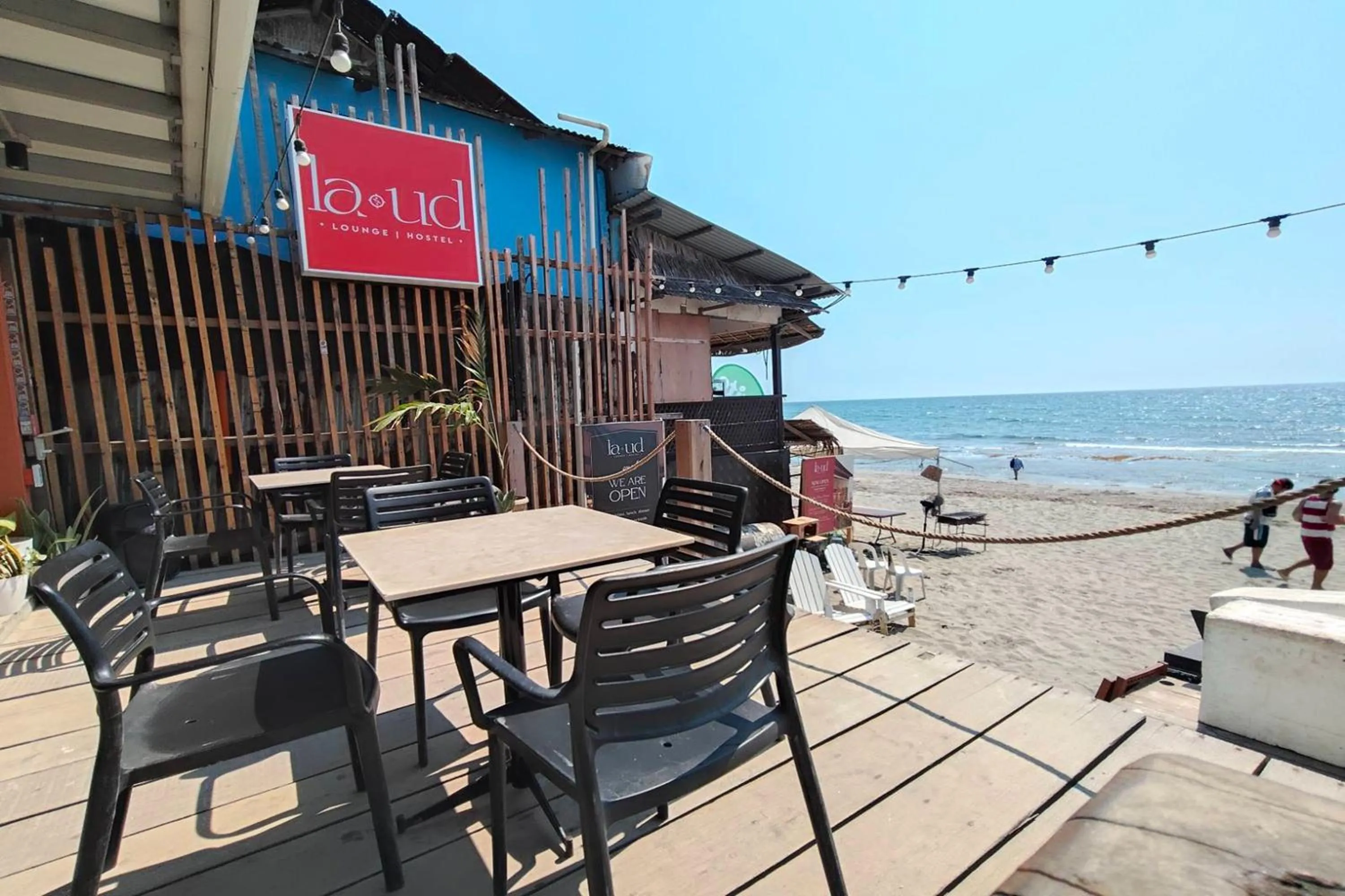 Restaurant/places to eat in La Ud Lounge and Hostel