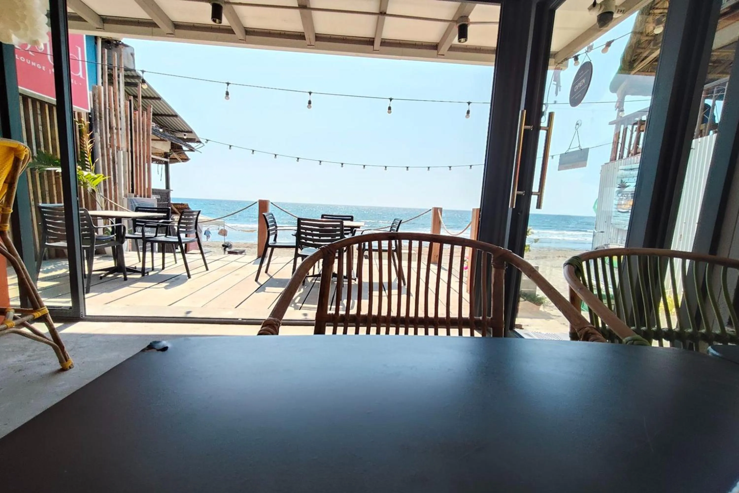 Restaurant/places to eat in La Ud Lounge and Hostel