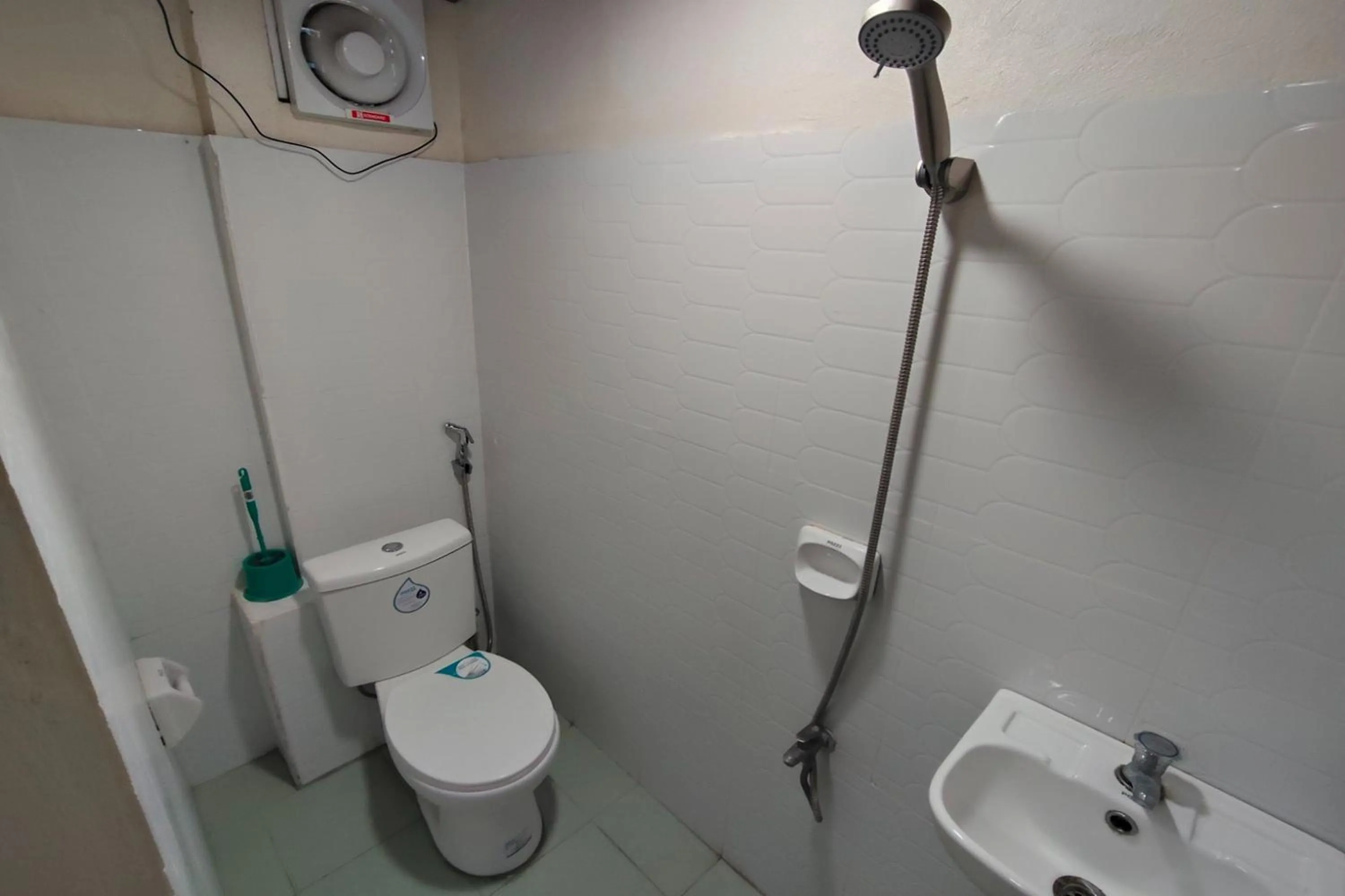 Shower in La Ud Lounge and Hostel