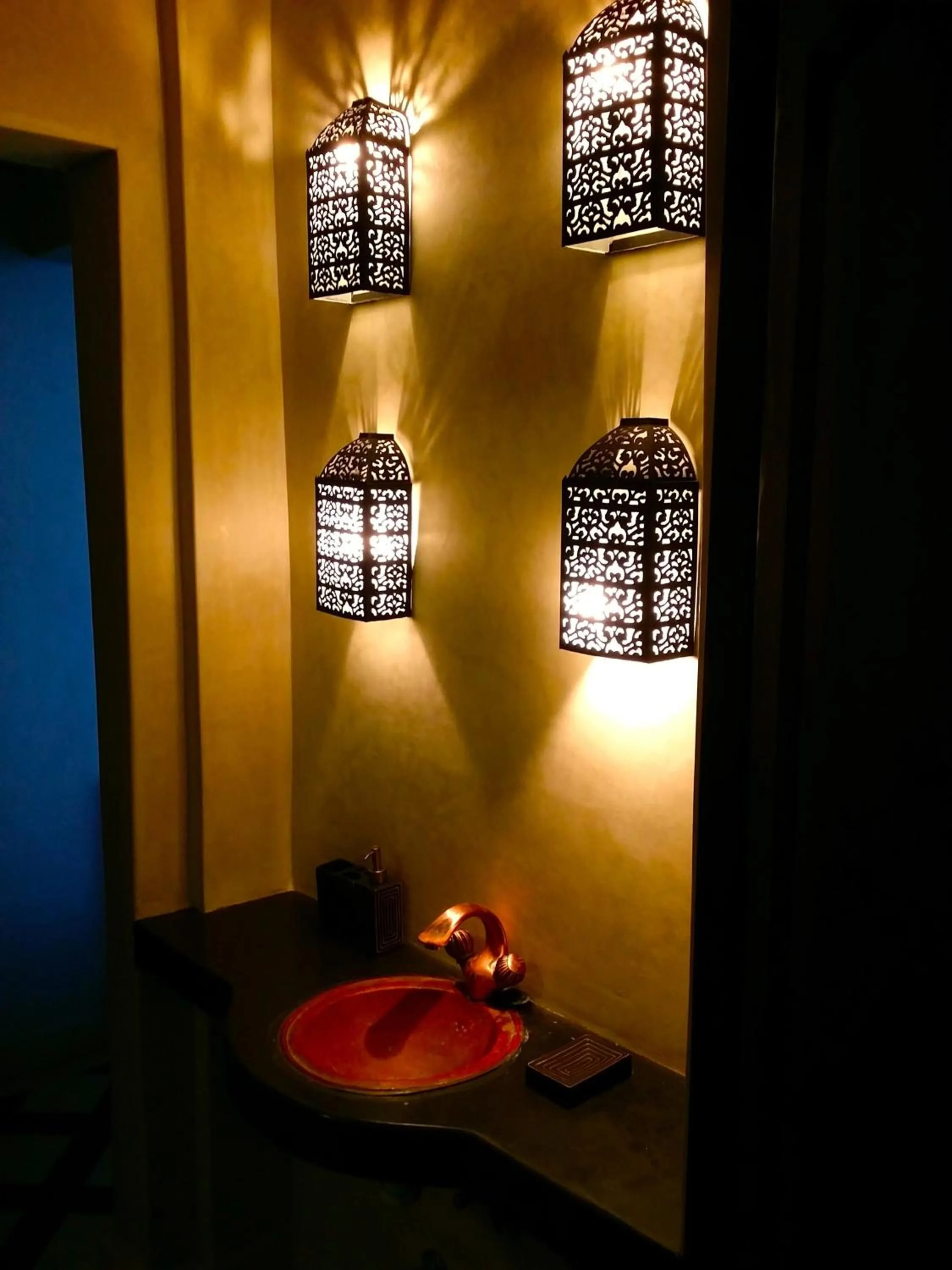 Toilet in Bouad Seafront Apartments & Rooms