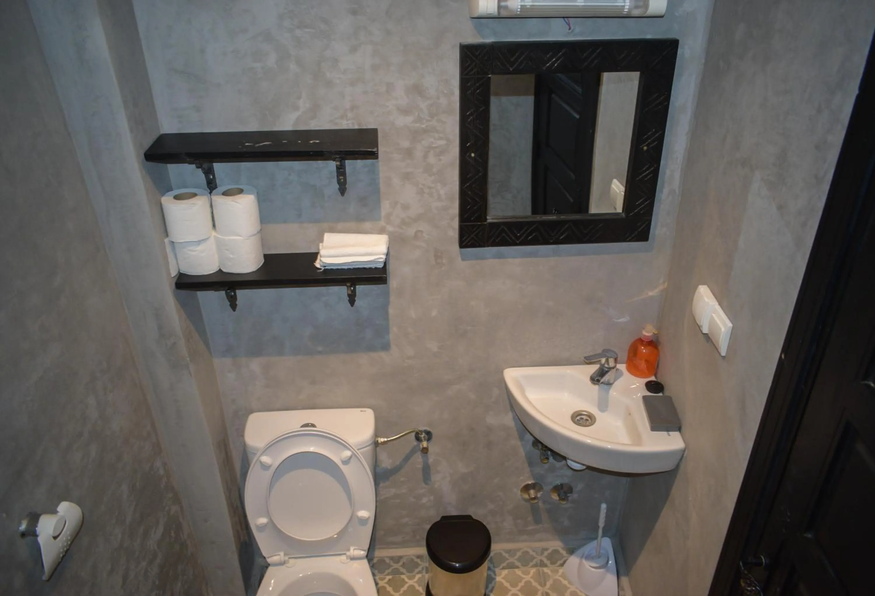 Toilet in Bouad Seafront Apartments & Rooms