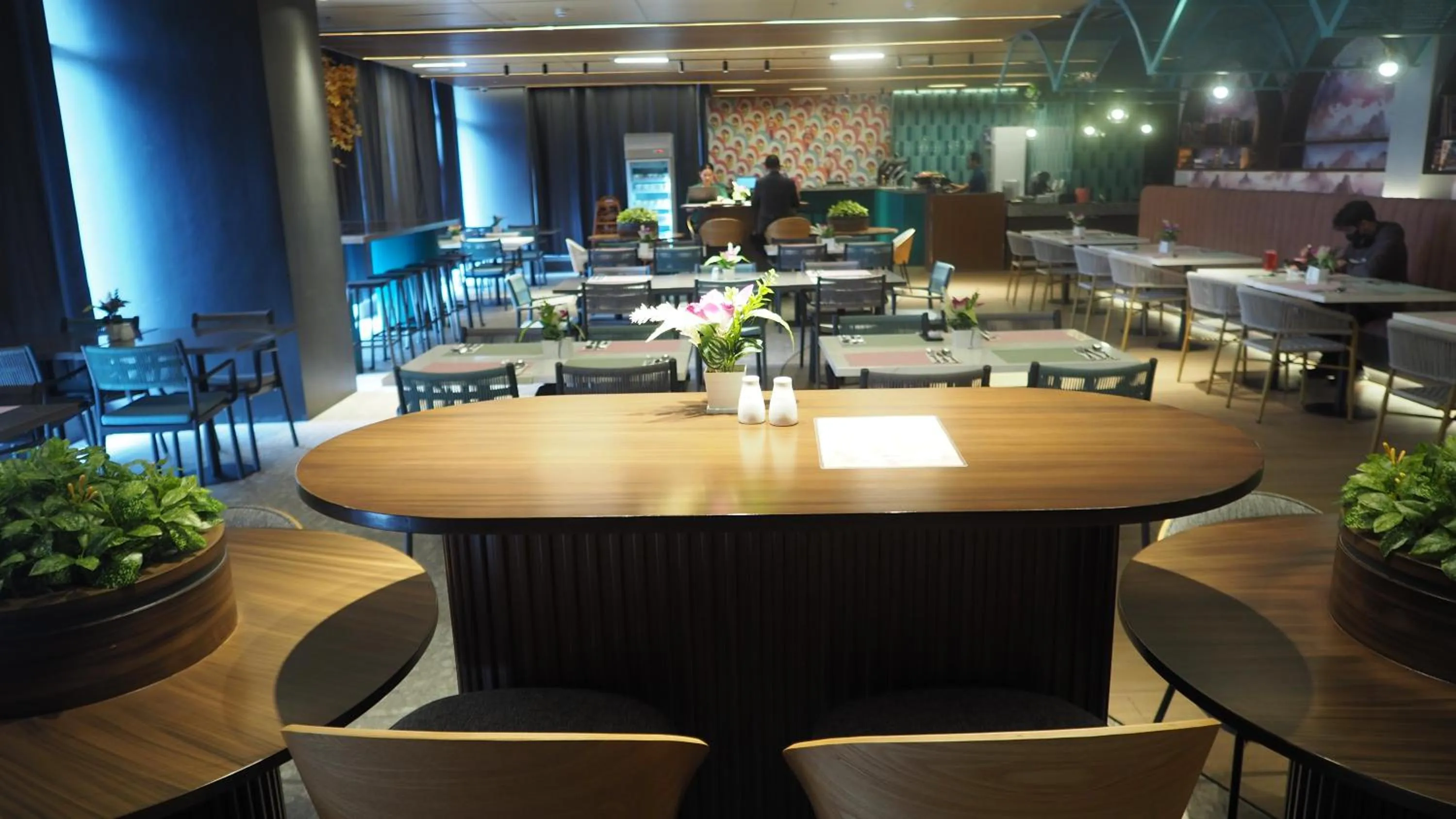 Restaurant/places to eat in Novel Hotel Manila