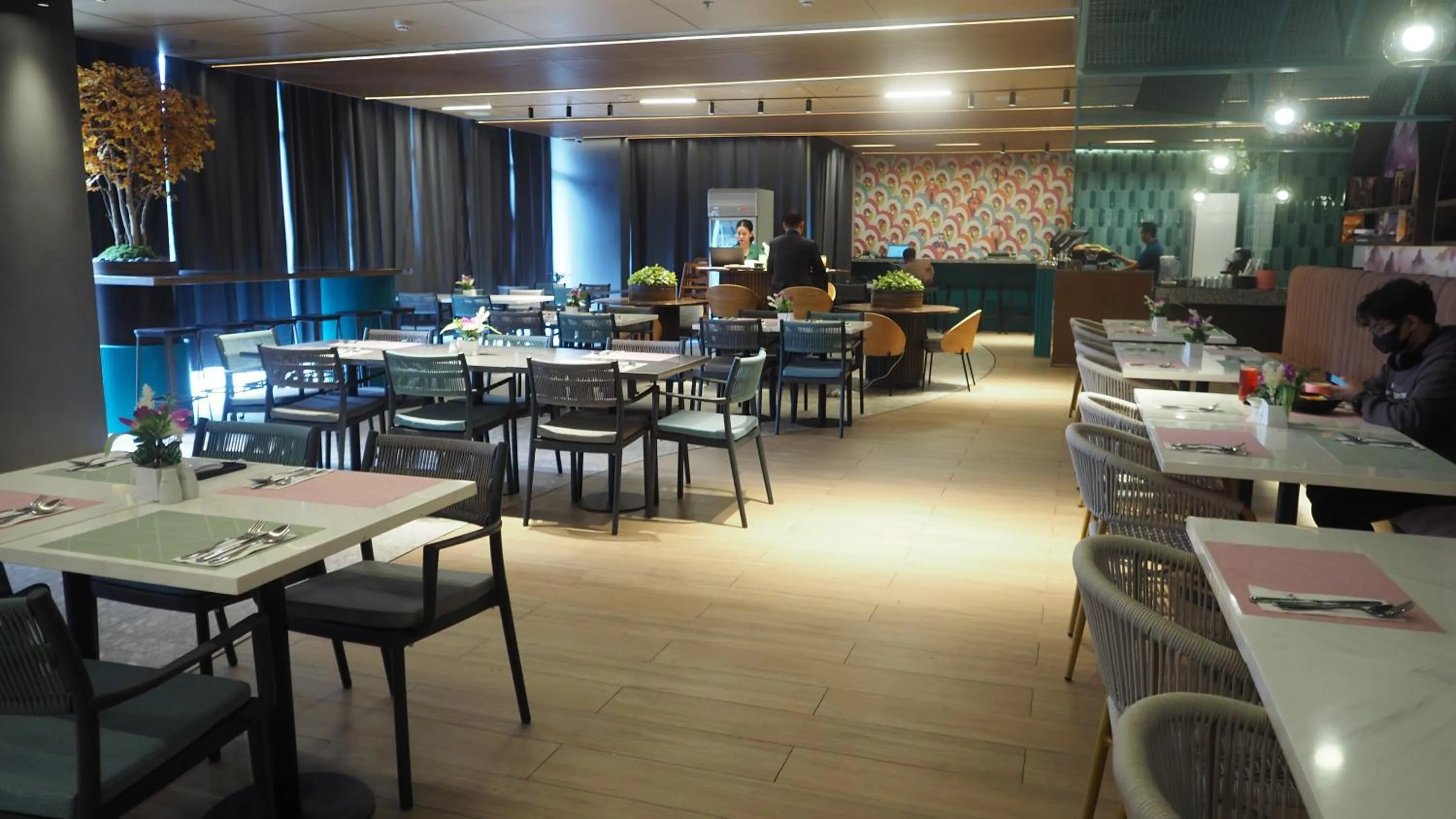 Restaurant/places to eat in Novel Hotel Manila