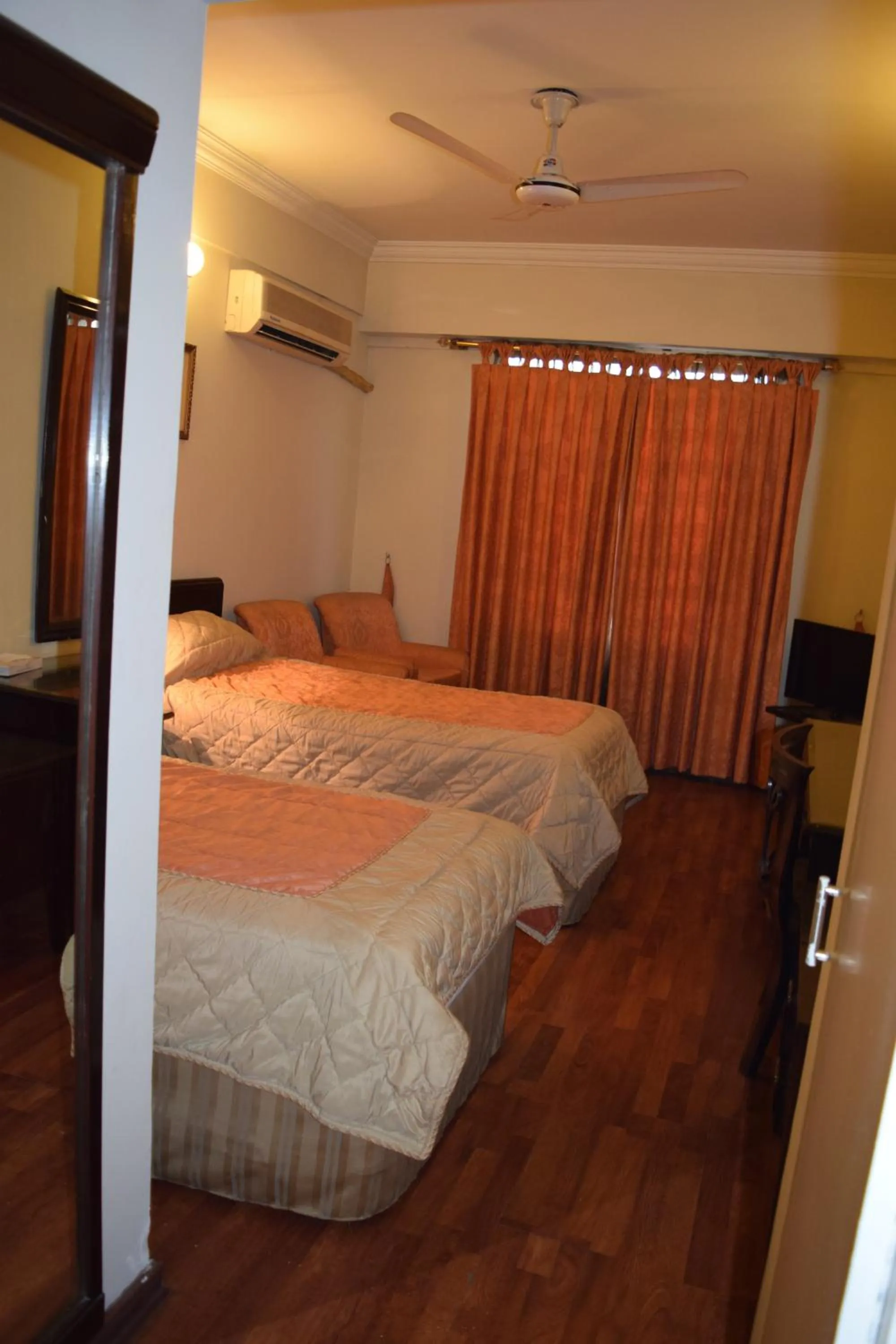 Bedroom, Bed in Carlton Tower Hotel Lahore