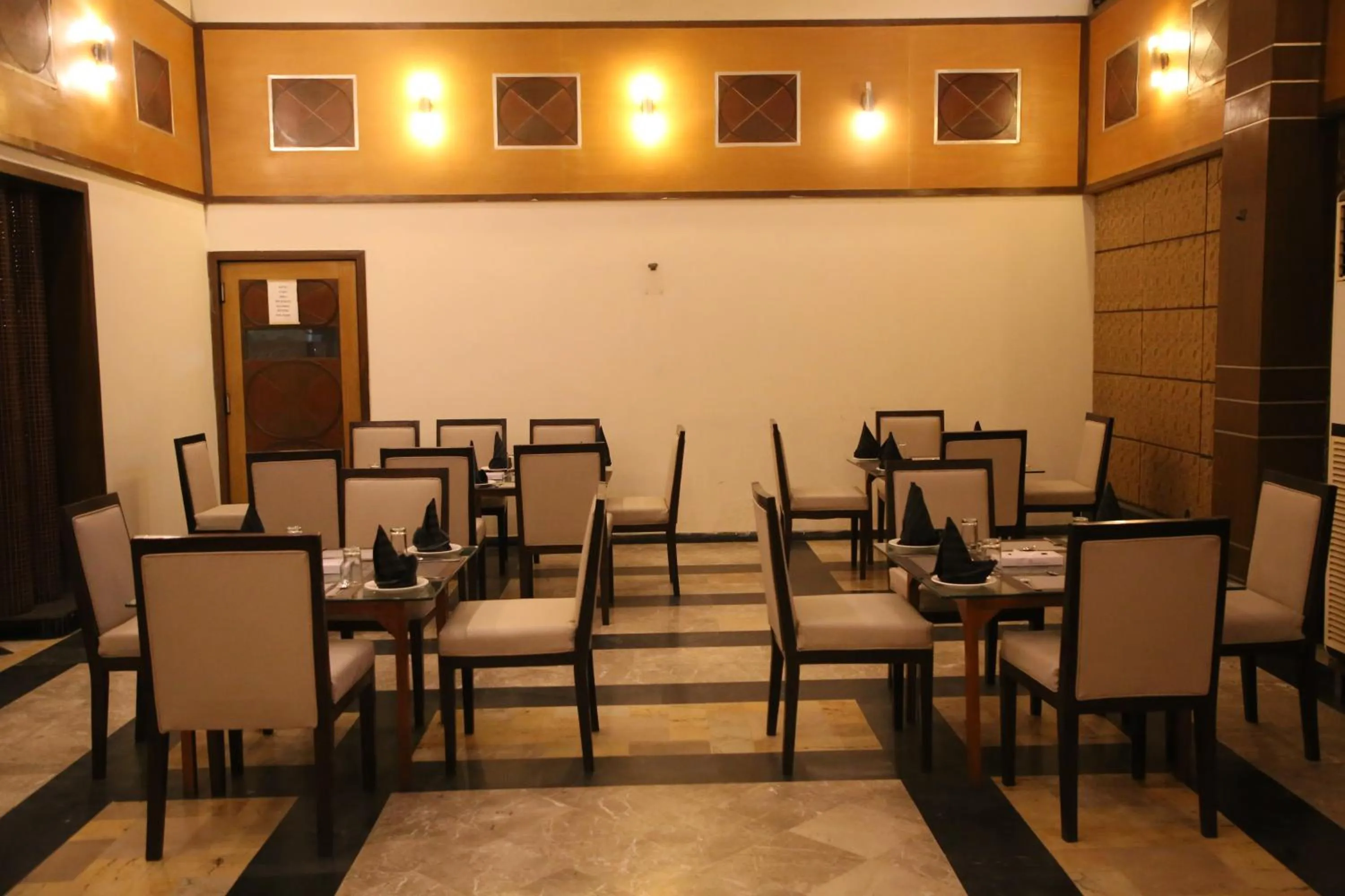 Restaurant/places to eat in Carlton Tower Hotel Lahore