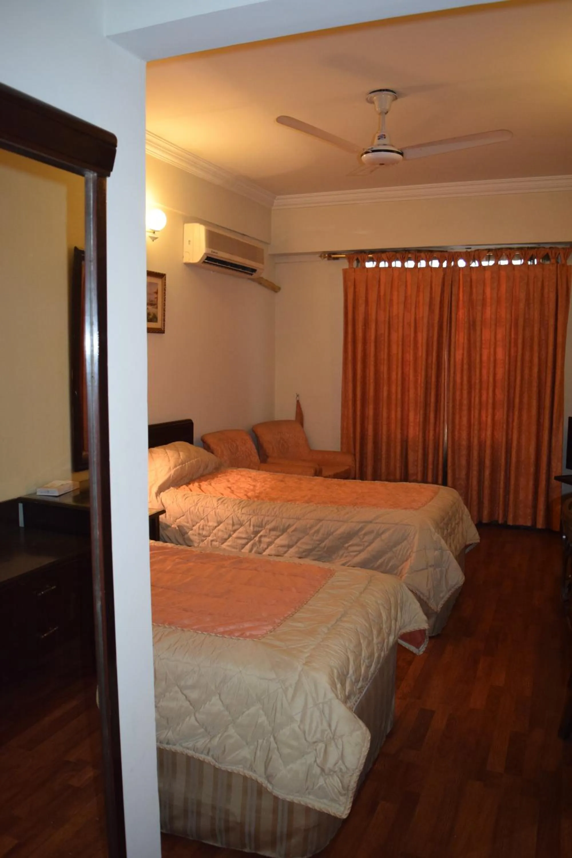 Bedroom, Bed in Carlton Tower Hotel Lahore
