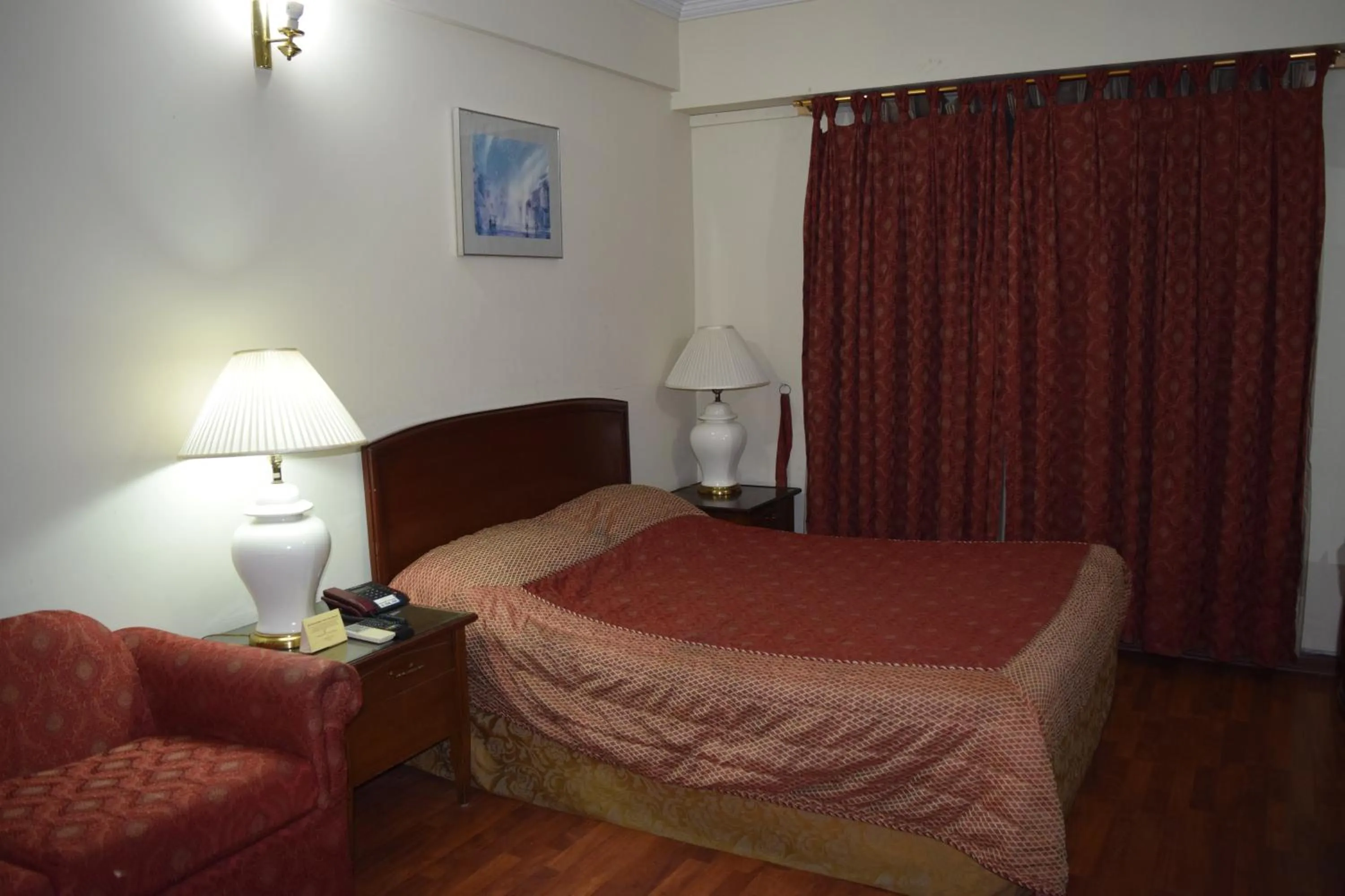 Bedroom, Bed in Carlton Tower Hotel Lahore