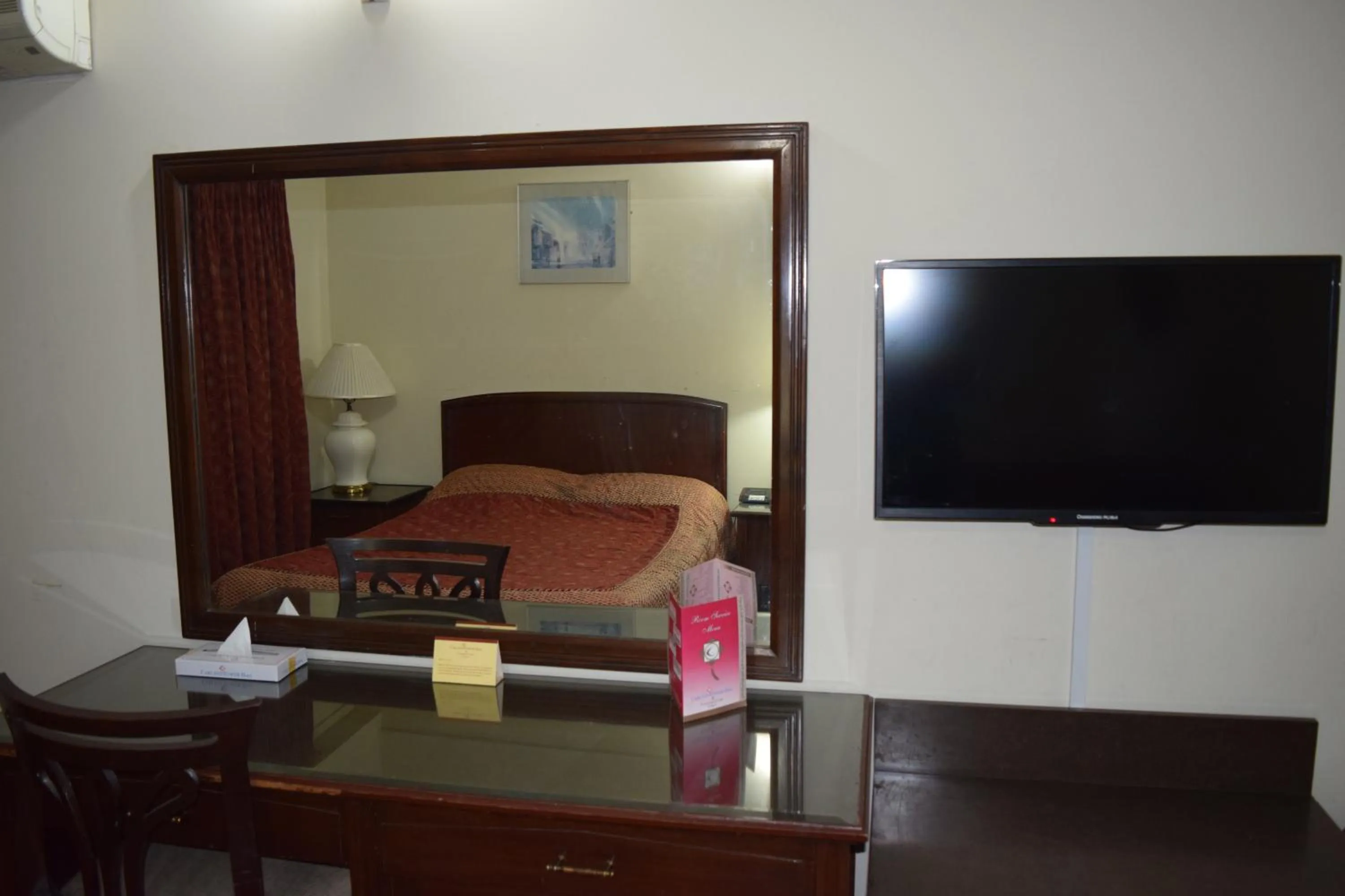 Bedroom, Bed in Carlton Tower Hotel Lahore