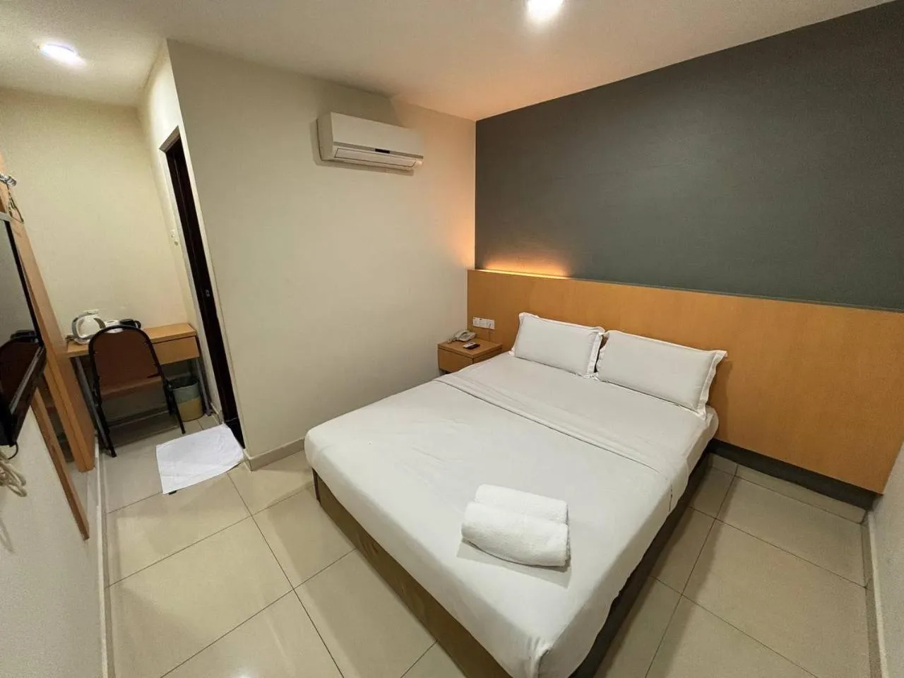 Photo of the whole room, Bed in Signature Hotel by Easy Nap