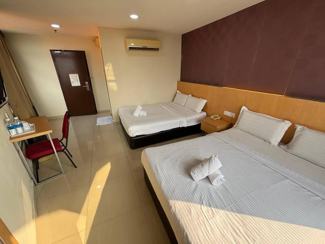 Photo of the whole room, Bed in Signature Hotel by Easy Nap