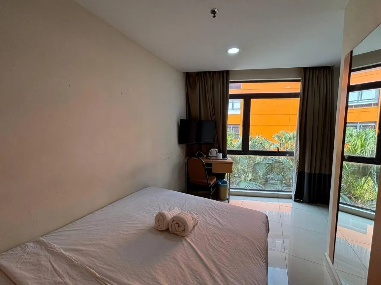 Photo of the whole room, Bed in Signature Hotel by Easy Nap