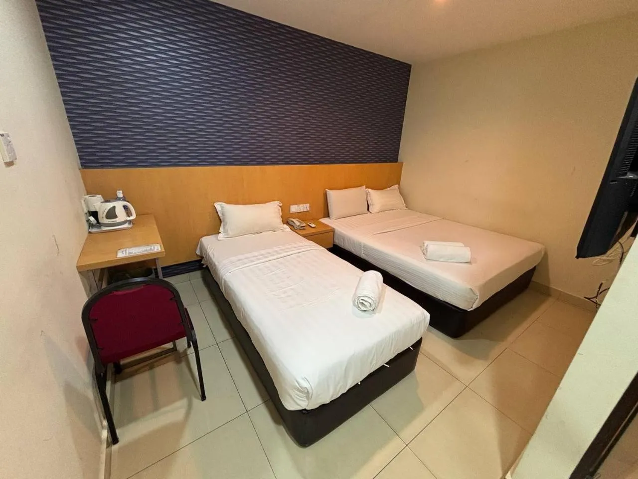 Photo of the whole room, Bed in Signature Hotel by Easy Nap