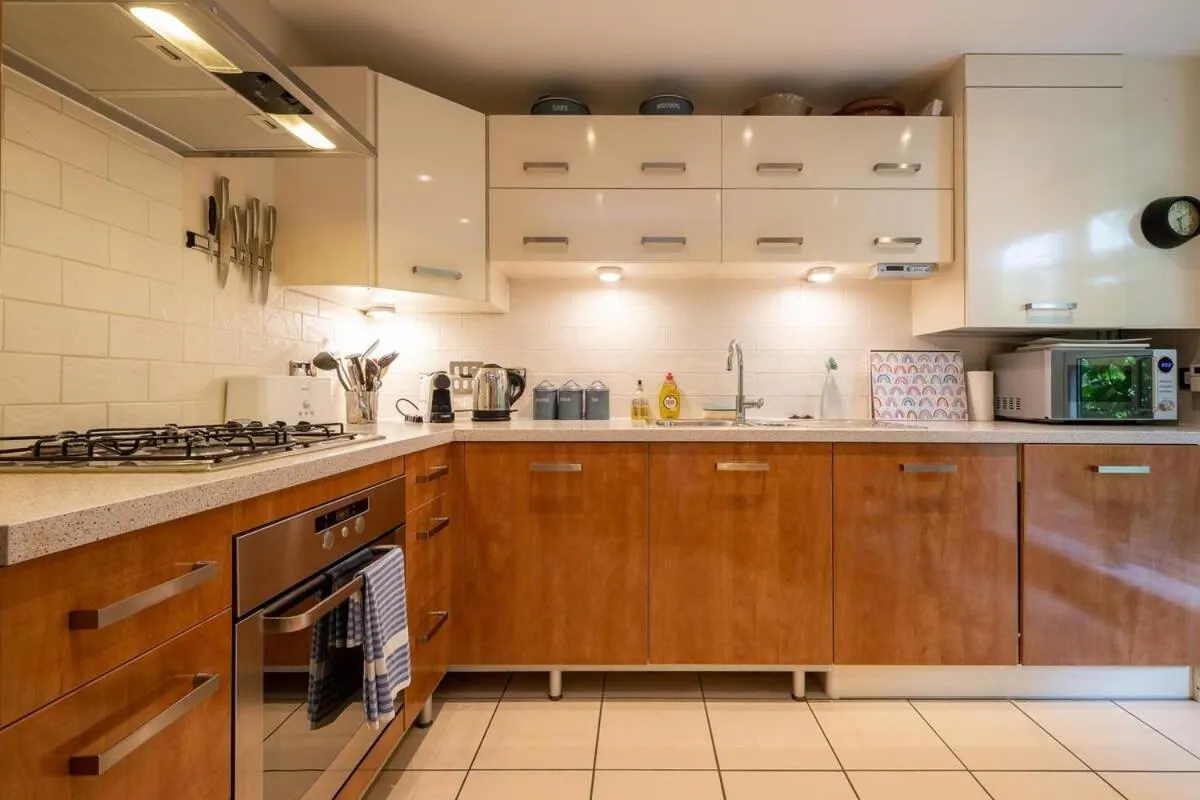 Host & Stay - Kingscote Townhouse