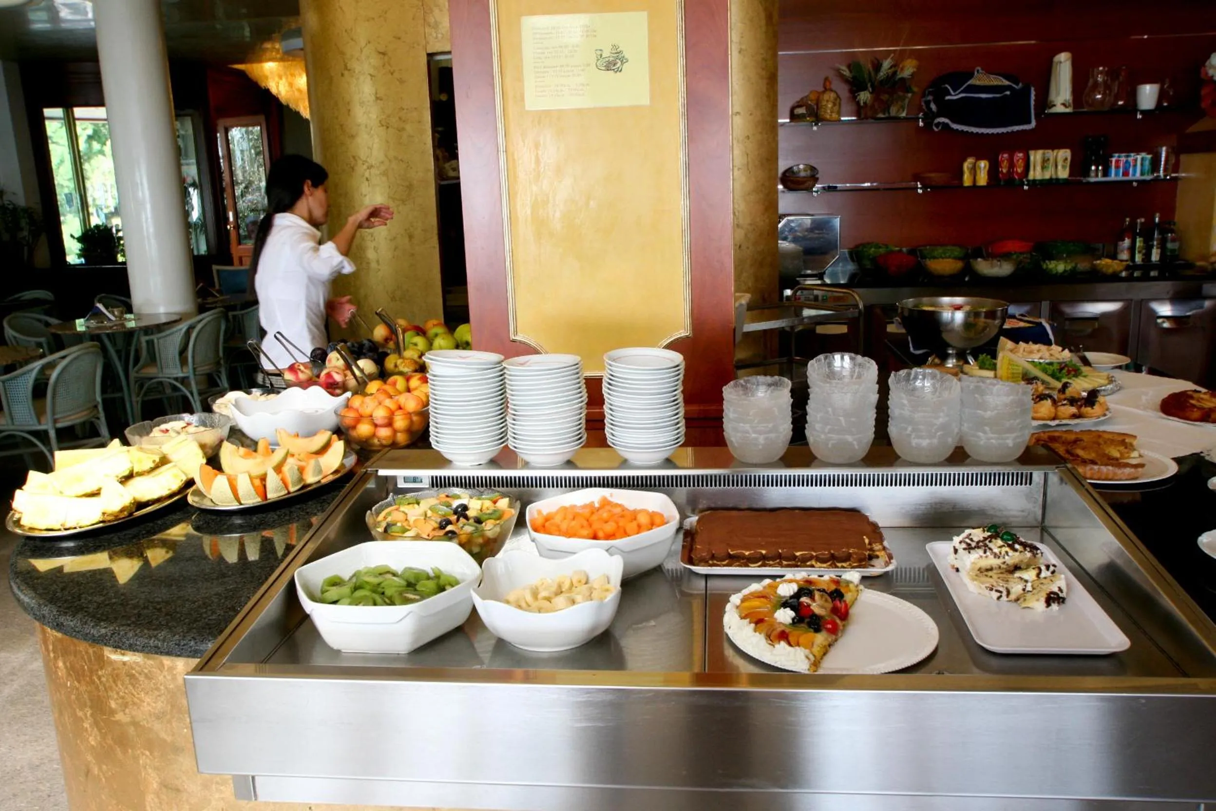 Restaurant/places to eat in Hotel Elpiro