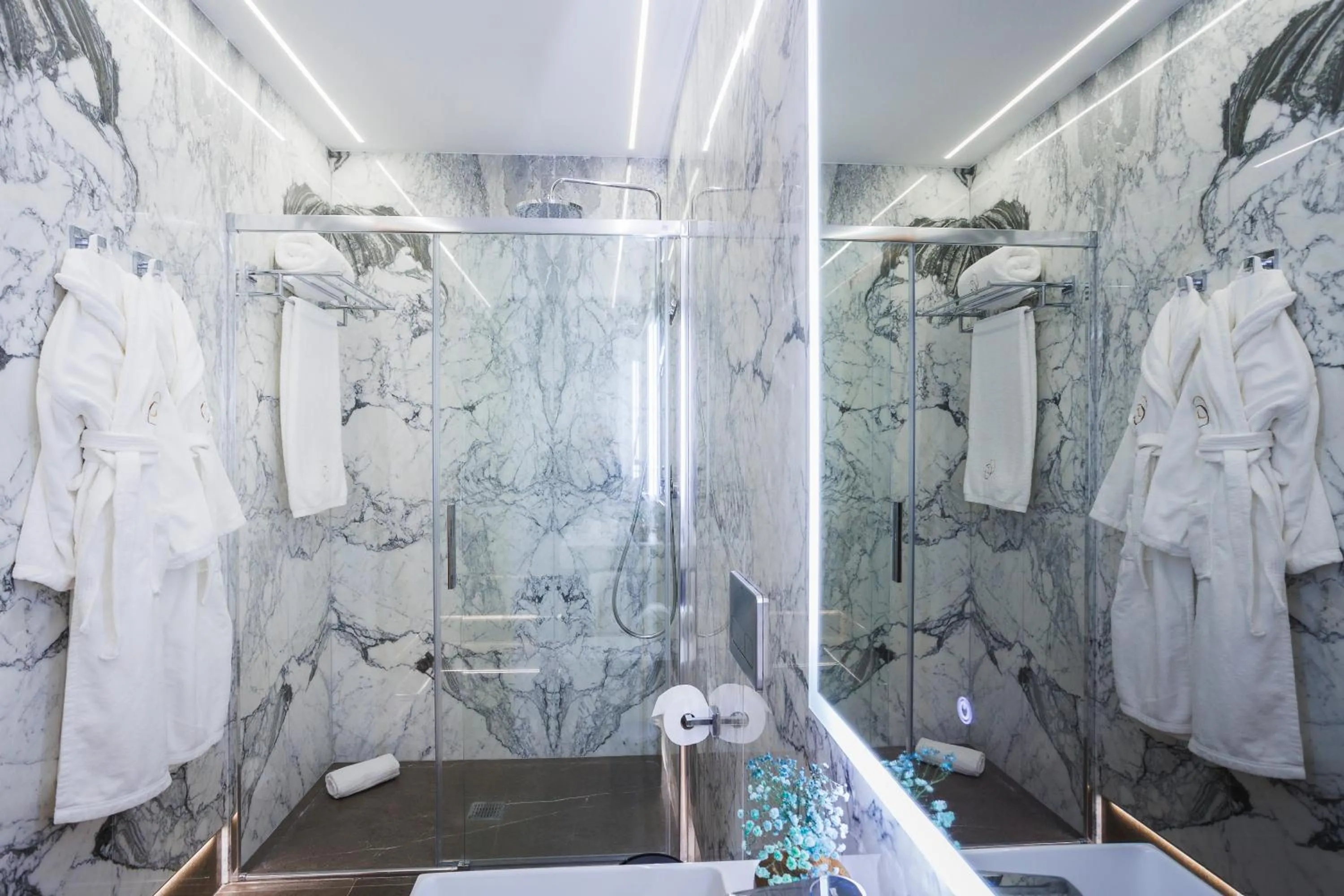 Shower in Corral del Carbón GG Luxury Hotel Boutique