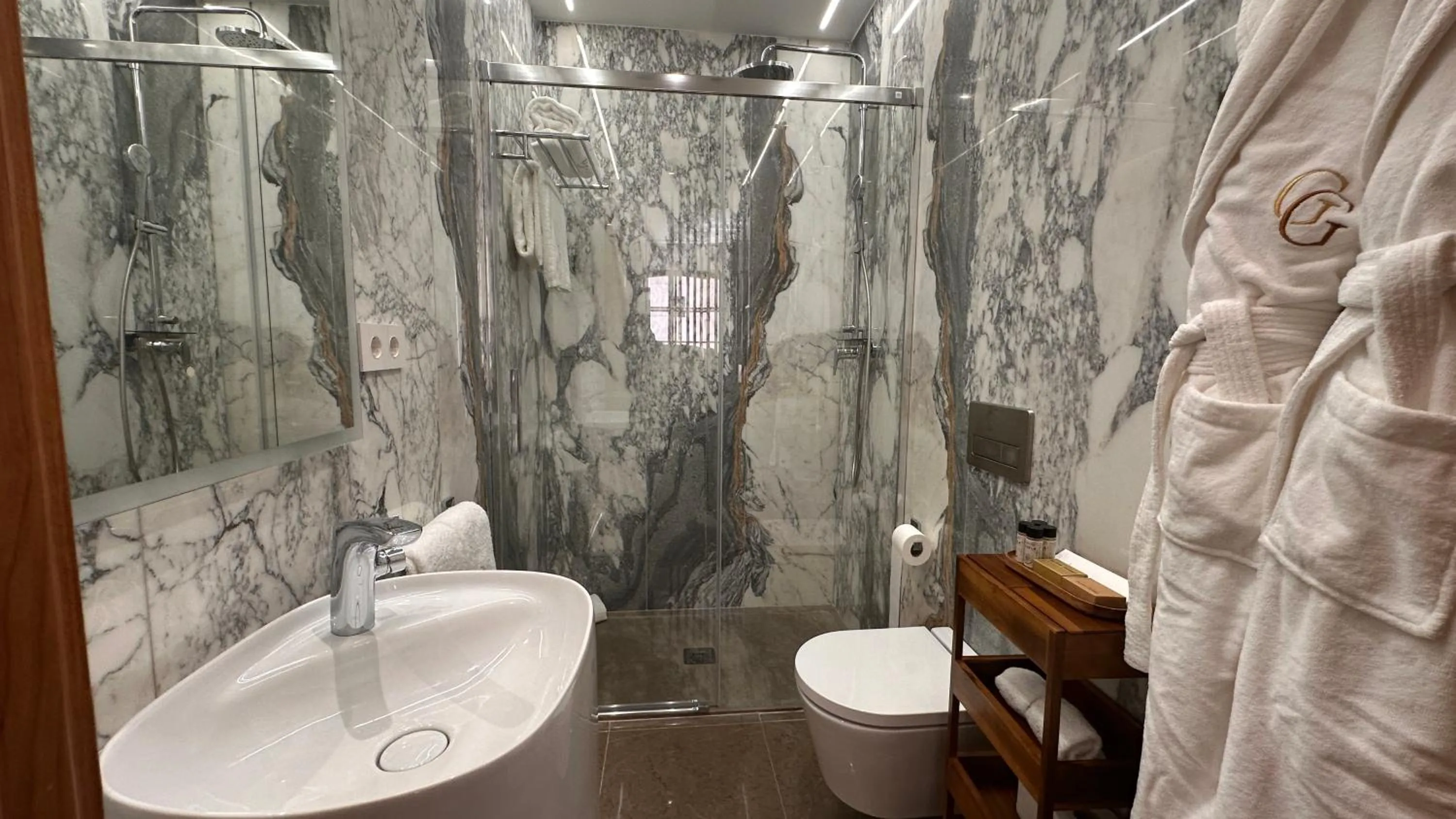 Shower in Corral del Carbón GG Luxury Hotel Boutique