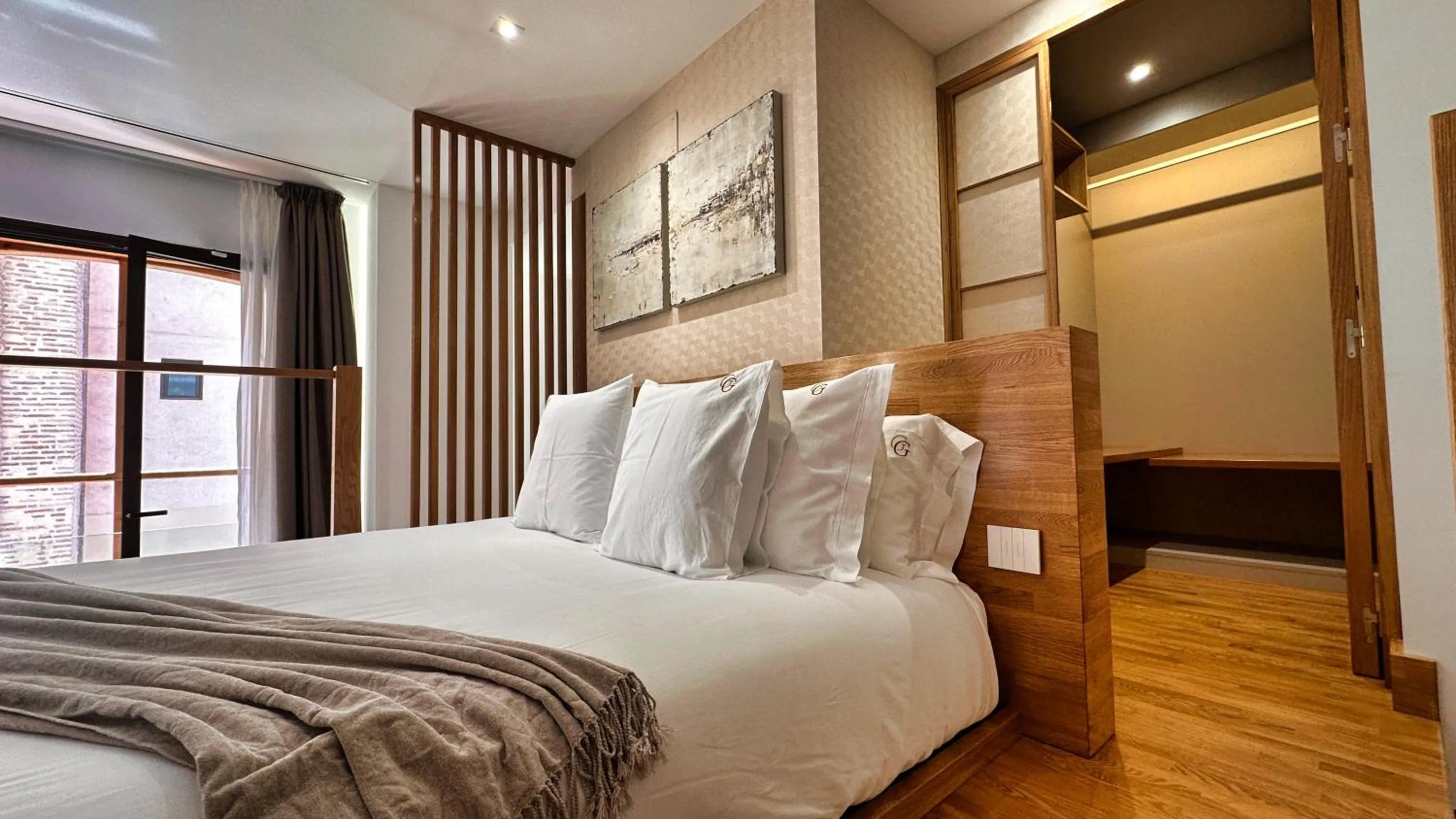 wardrobe, Bed in Corral del Carbón GG Luxury Hotel Boutique
