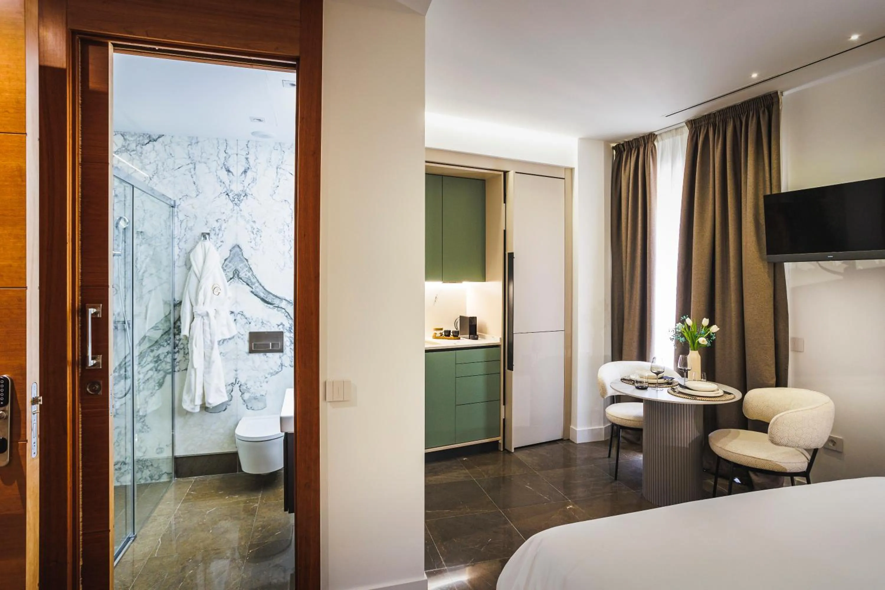 Photo of the whole room, Bed in Corral del Carbón GG Luxury Hotel Boutique