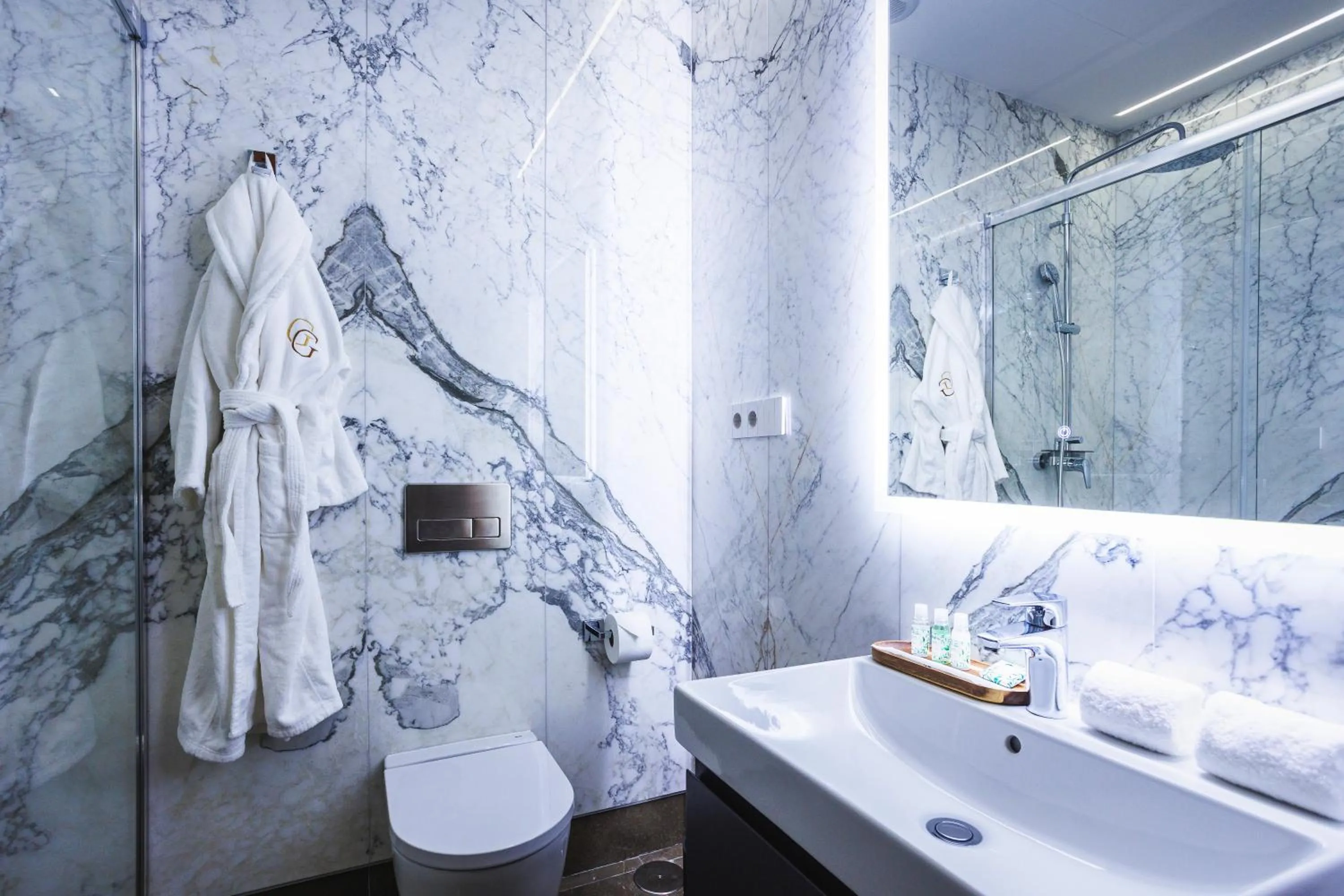 Shower, Bed in Corral del Carbón GG Luxury Hotel Boutique