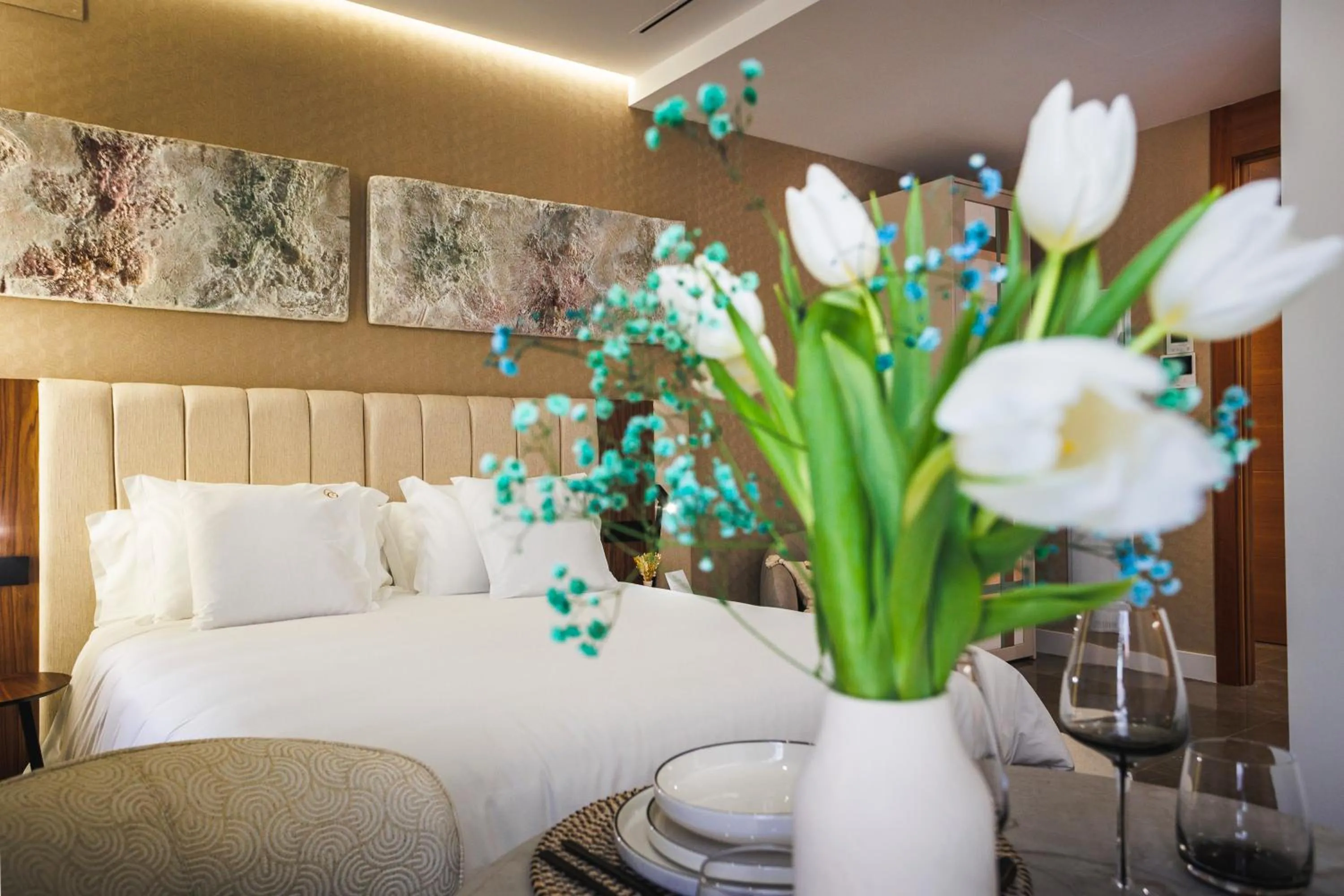 Photo of the whole room, Bed in Corral del Carbón GG Luxury Hotel Boutique