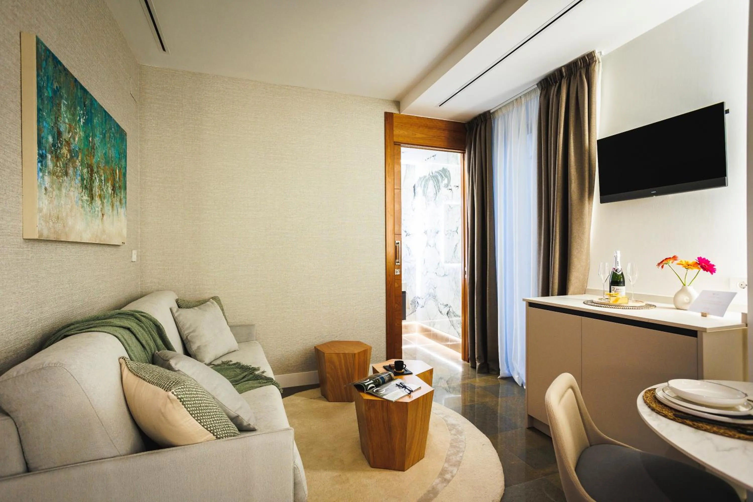 Communal lounge/ TV room in Corral del Carbón GG Luxury Hotel Boutique