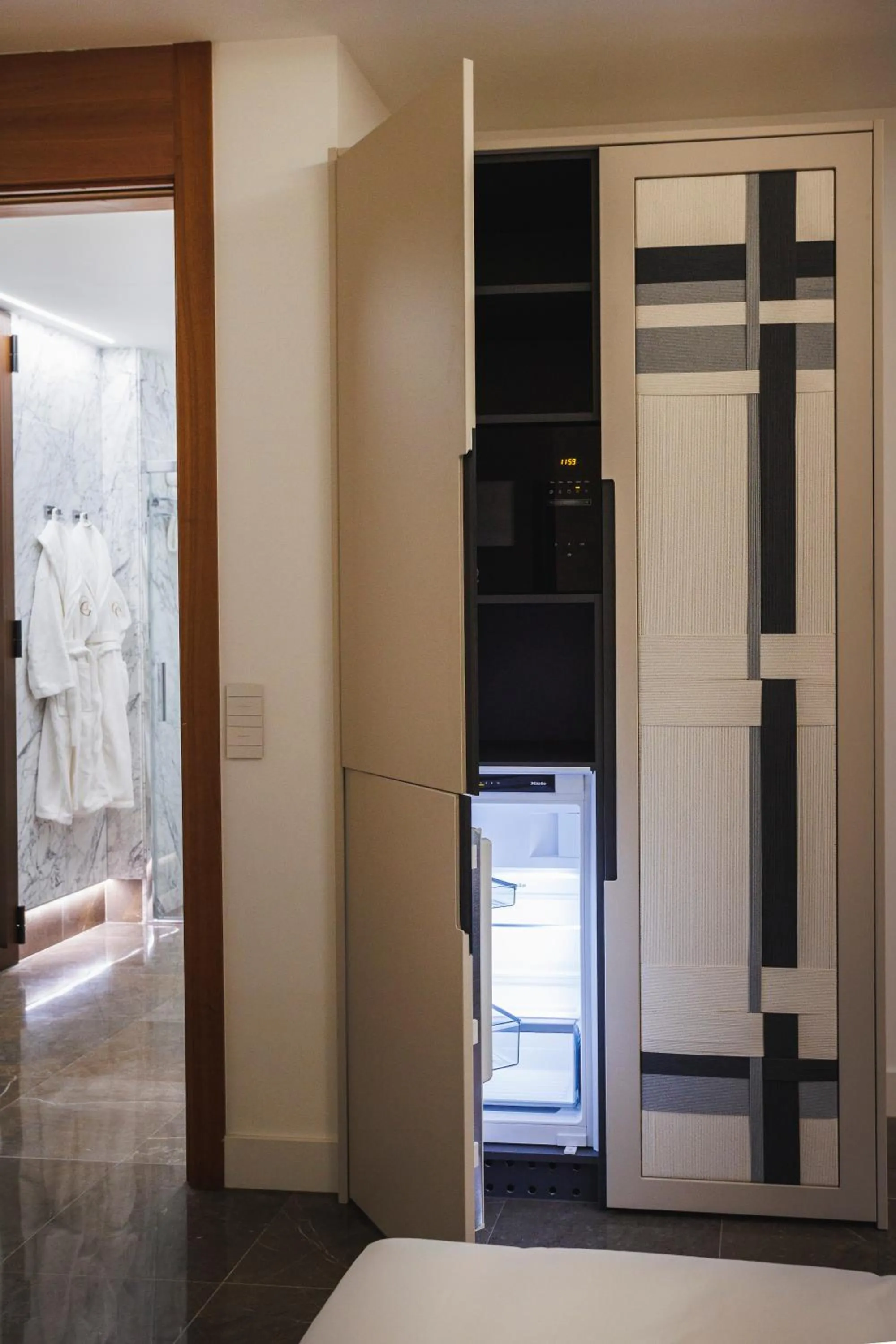 wardrobe in Corral del Carbón GG Luxury Hotel Boutique