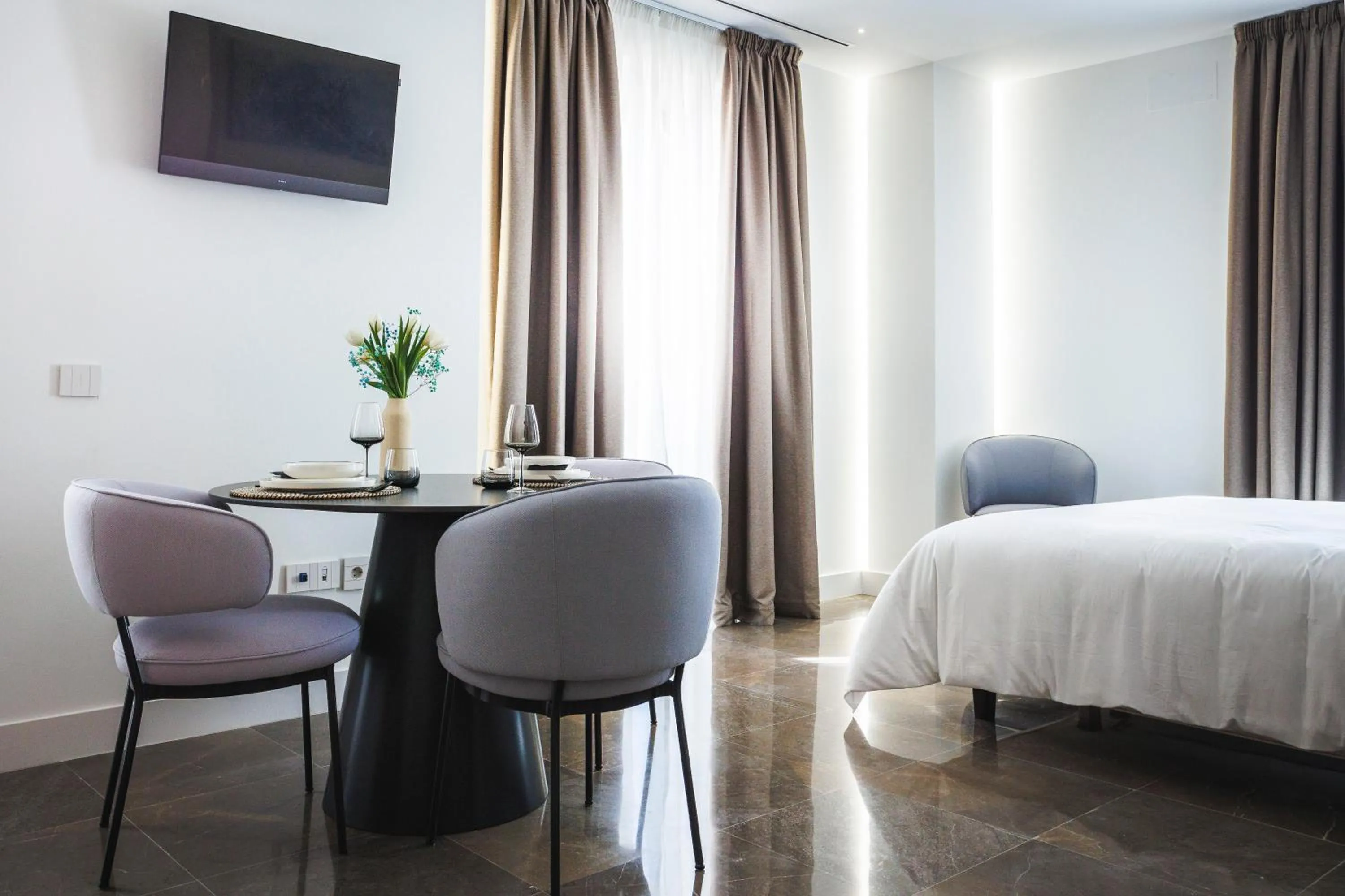 TV and multimedia, Bed in Corral del Carbón GG Luxury Hotel Boutique