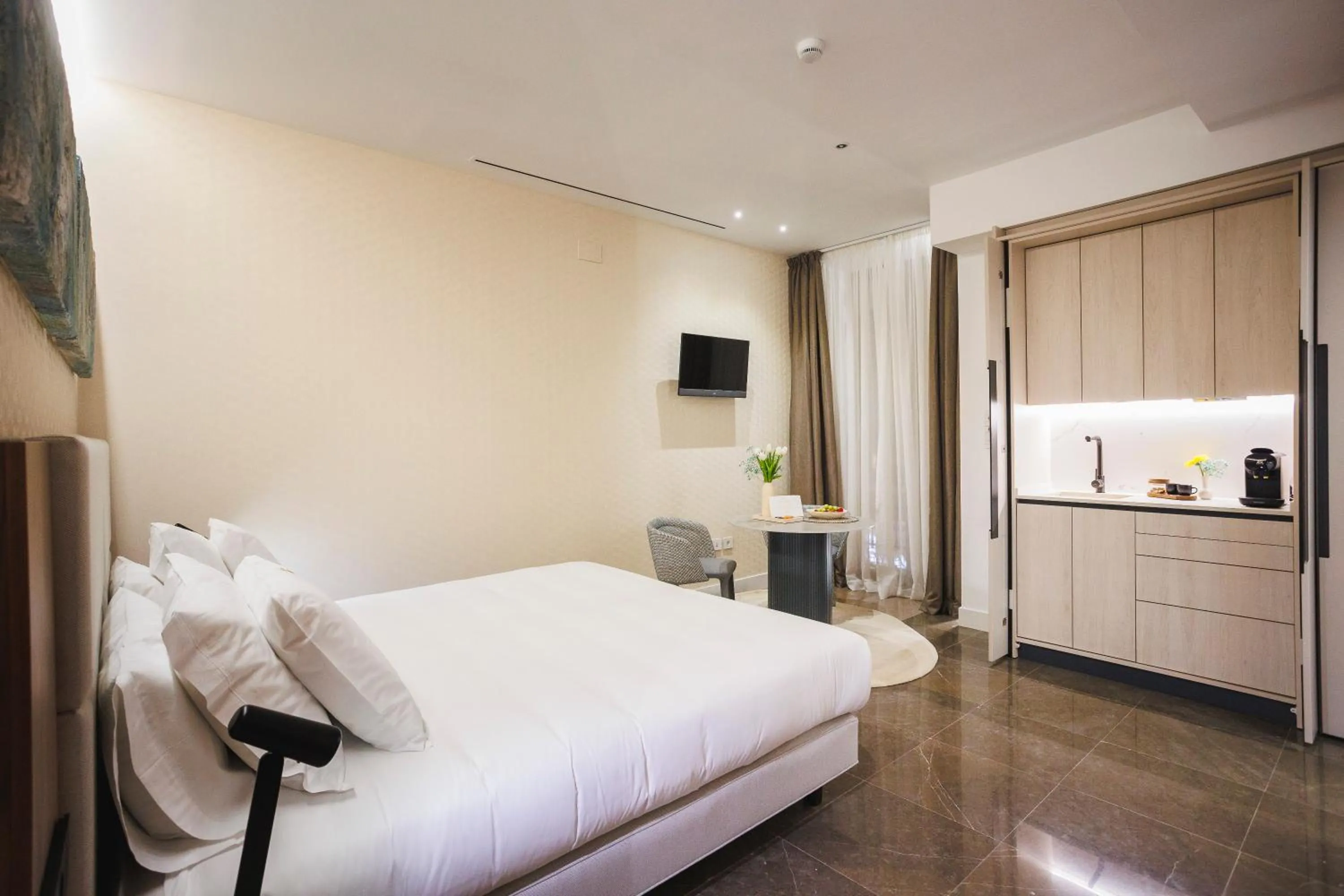 TV and multimedia, Bed in Corral del Carbón GG Luxury Hotel Boutique