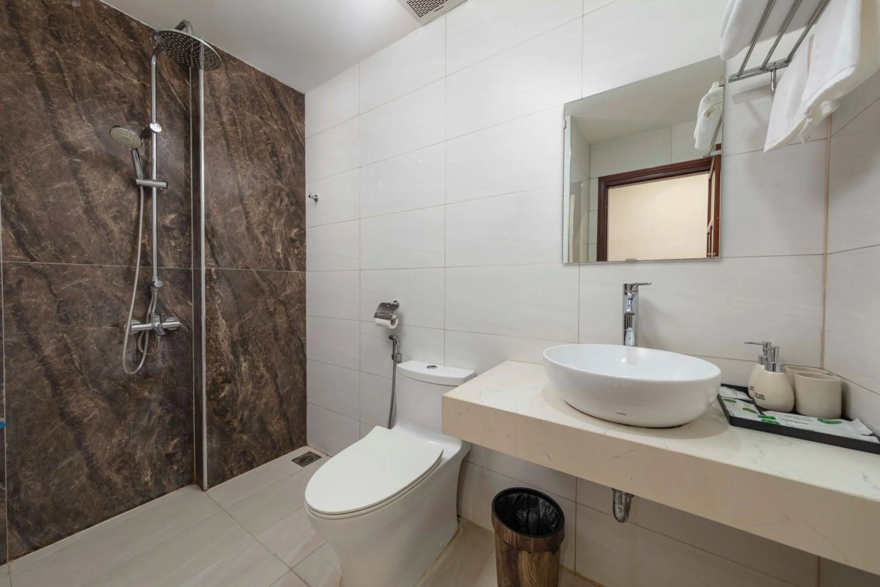 Toilet in Infinity HaNoi Hotel & Travel