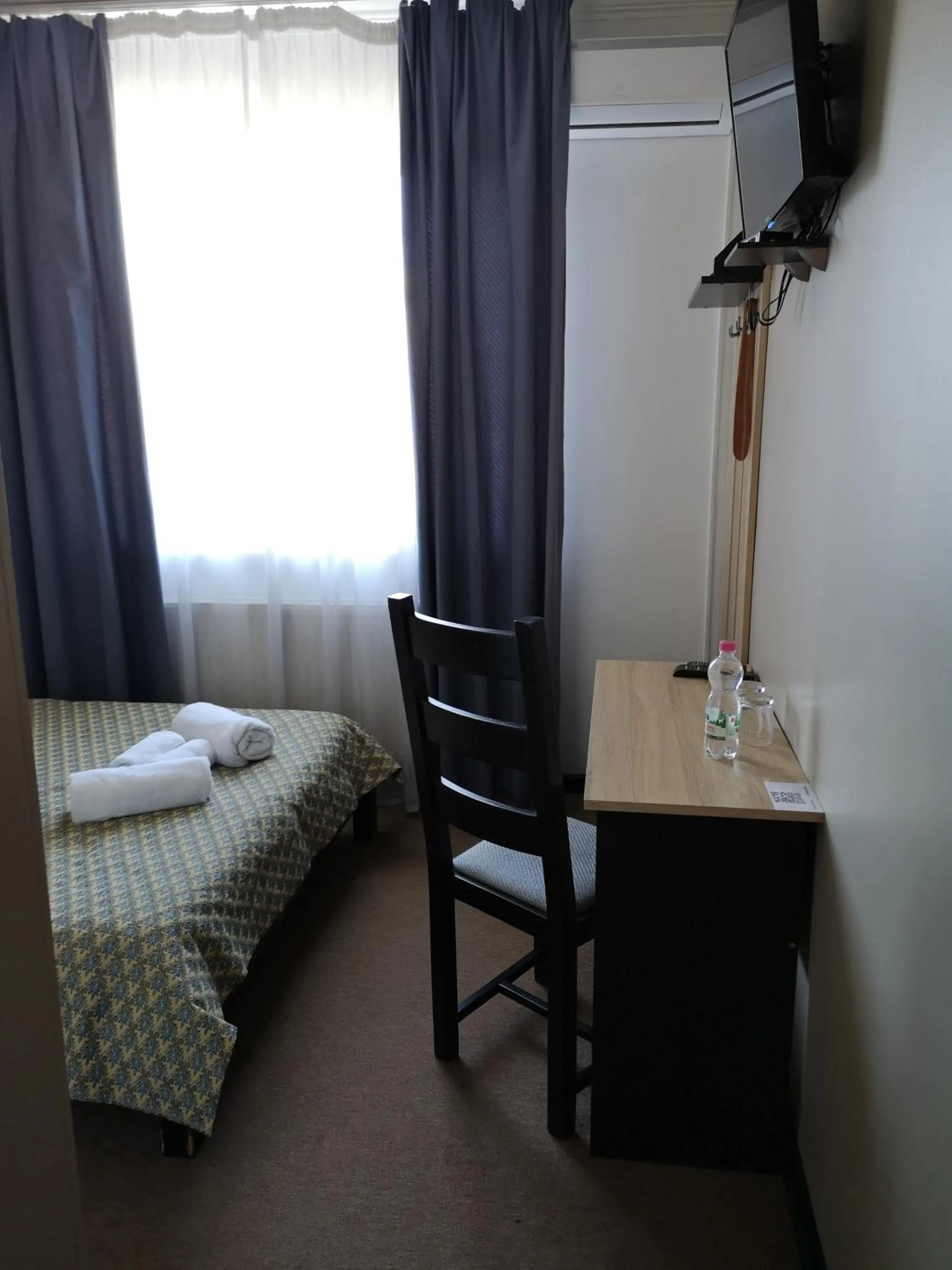 Seating area, Bed in Orange Hotel